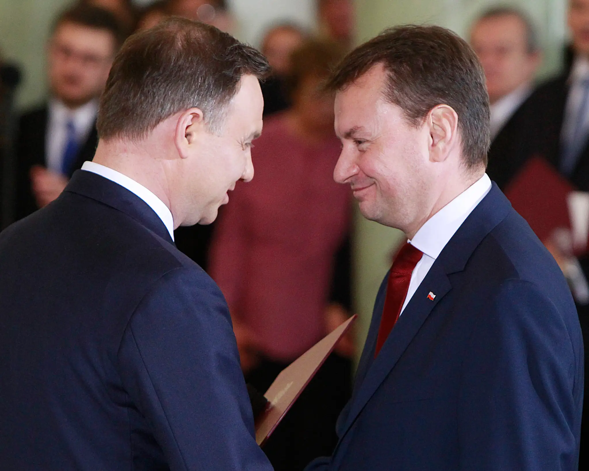 Prezident Andrzej Duda (vľavo) gratuluje novému ministrovi vnútra Mariuszovi Blaszczakovi. 