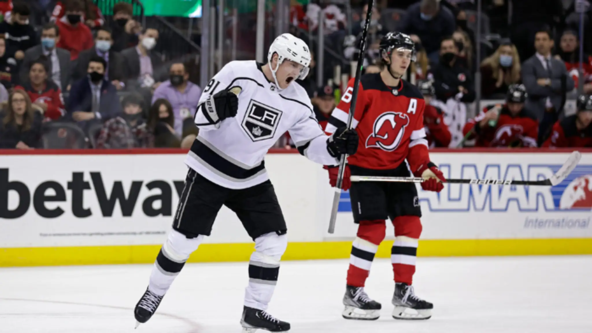 Švédsky hokejista Carl Grundström (vľavo) z Los Angeles Kings sa teší po strelení víťazného gólu.