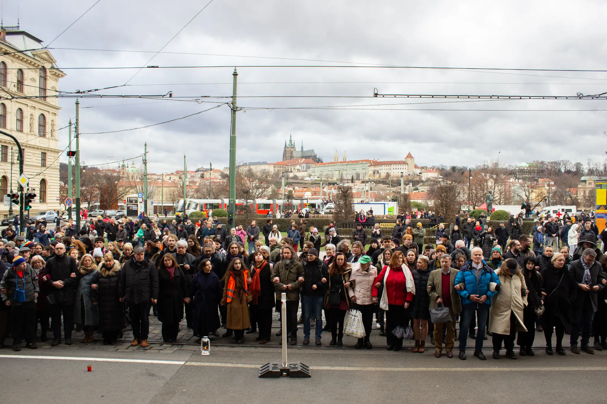 Pietne podujatie na pamiatku obetí tragickej streľby v Prahe.