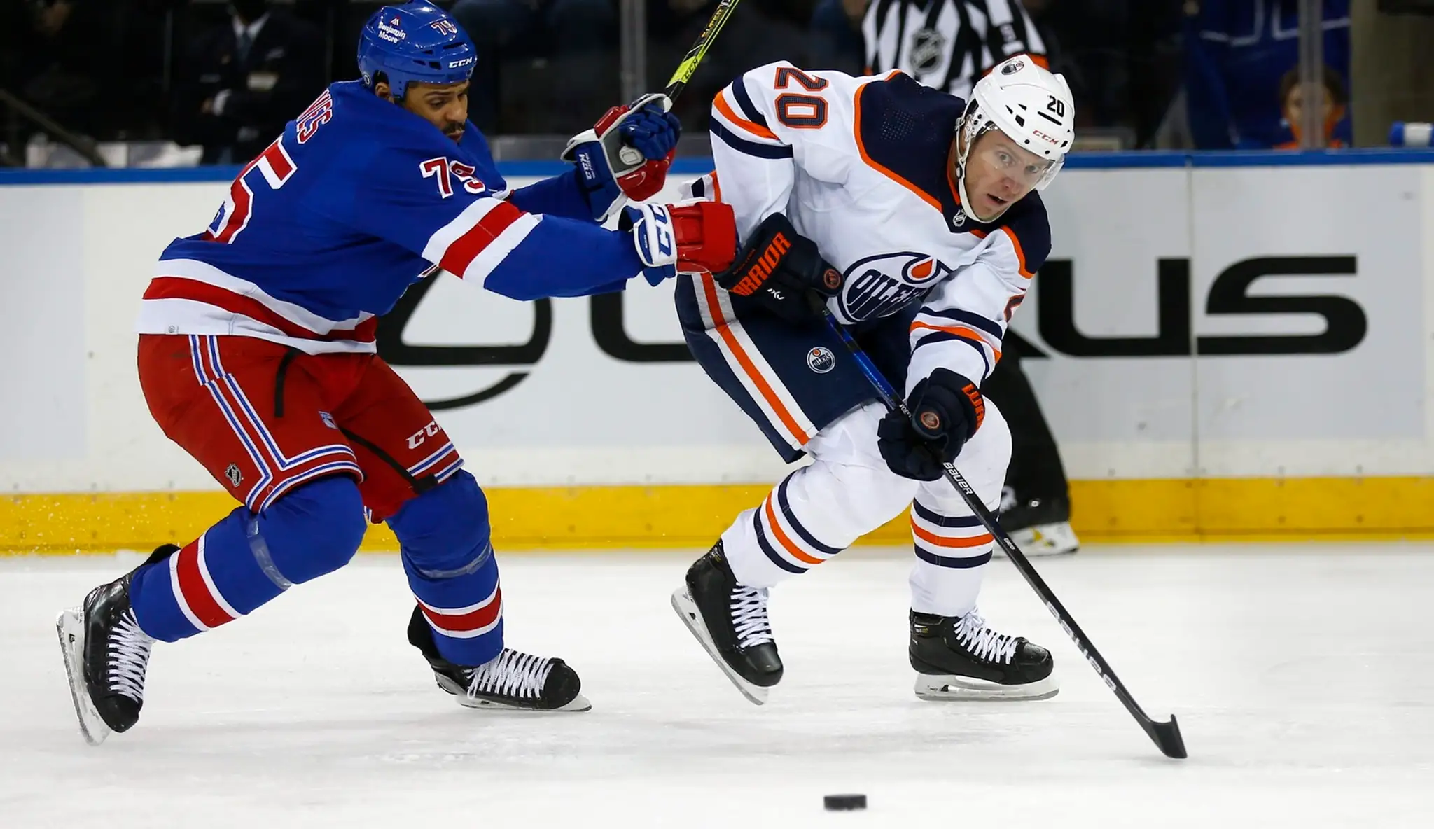 Ryan Reaves a Slater Koekkoek v súboji o puk.