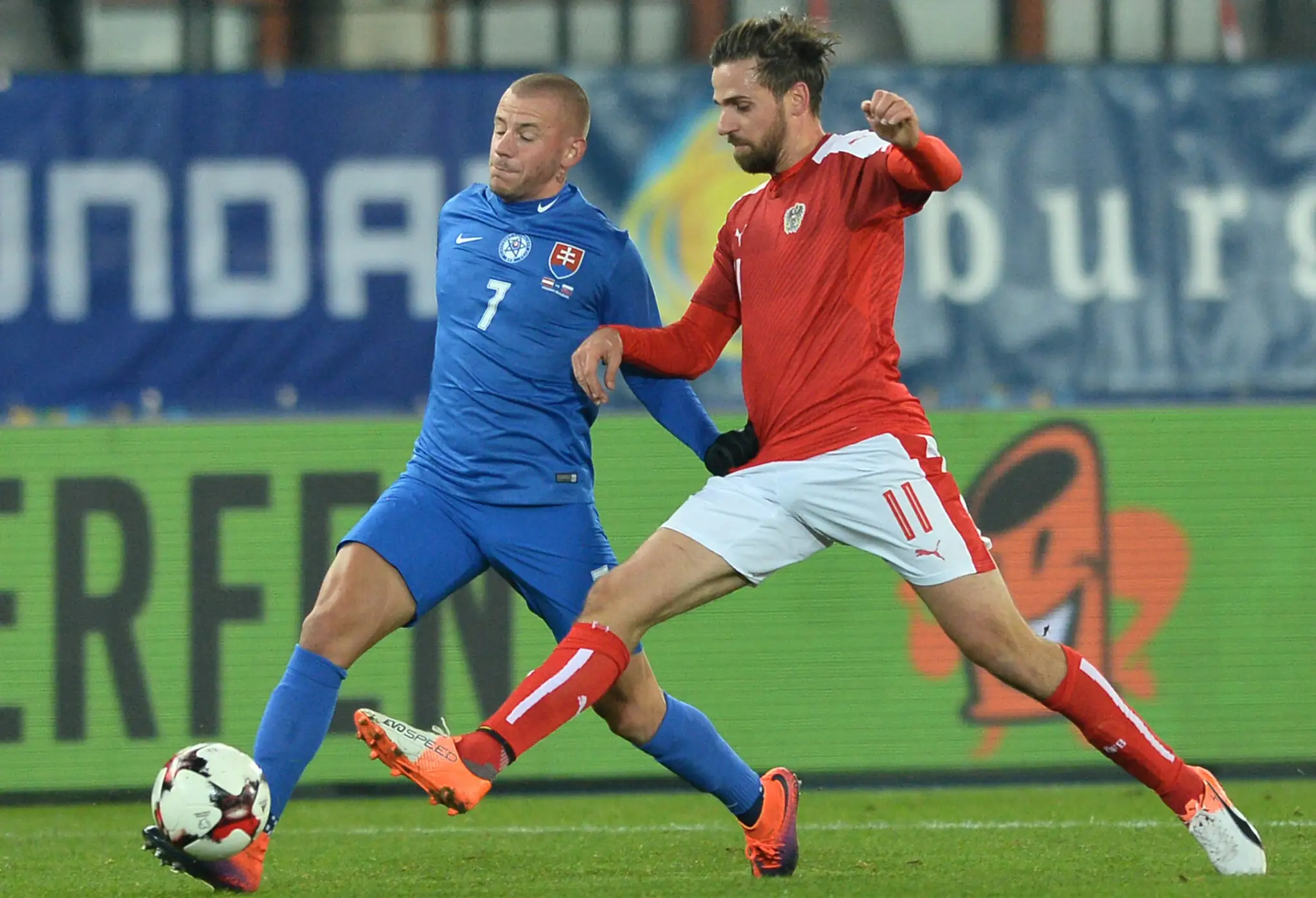 Vladimír Weiss (vľavo) v rámci prípravného duelu Slovenska proti Rakúšanovi Martinovi Harnikovi.