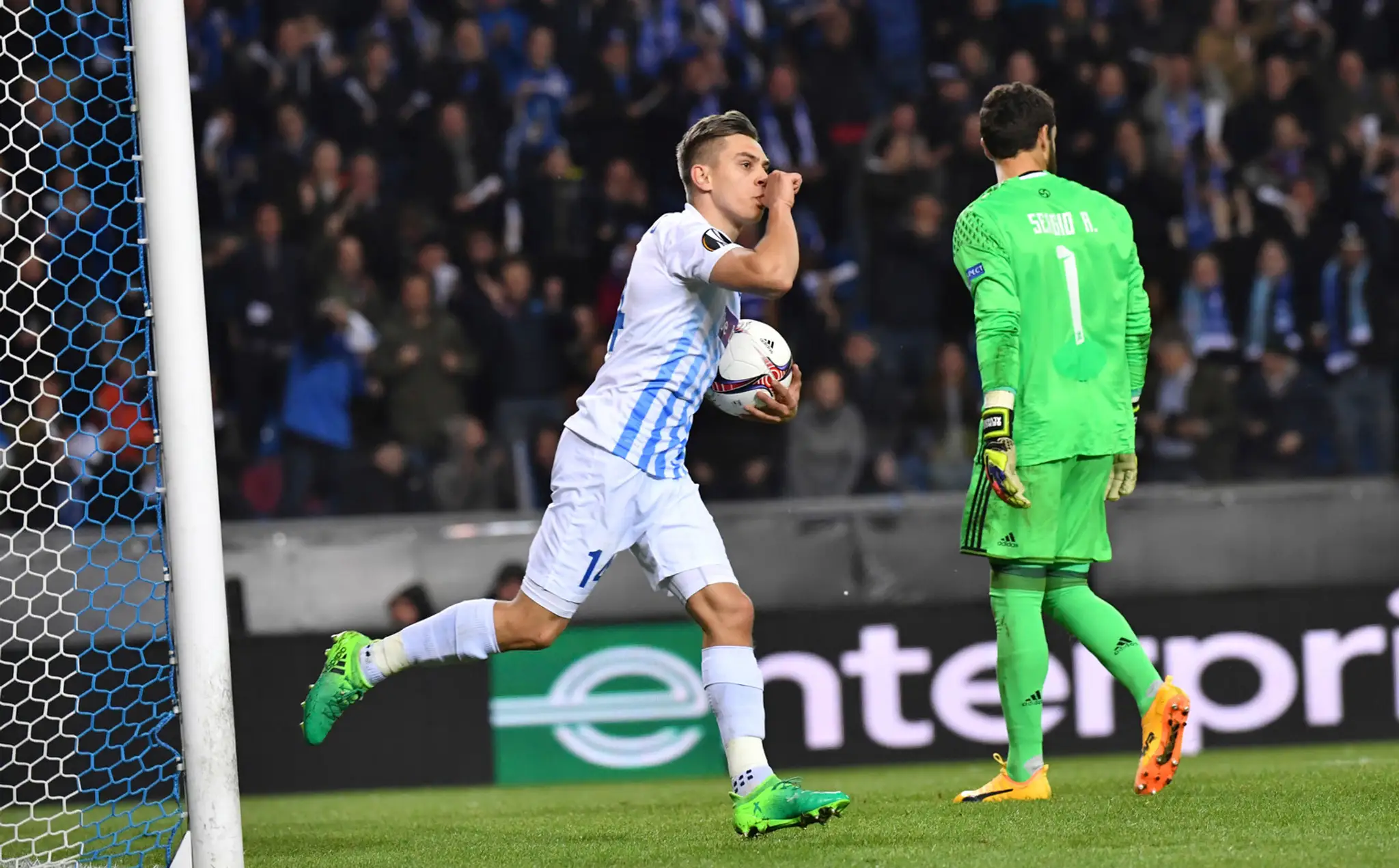 Leandro Trossard z Genku gestikuluje po góle v odvete štvrťfinále EL proti Celte Vigo.