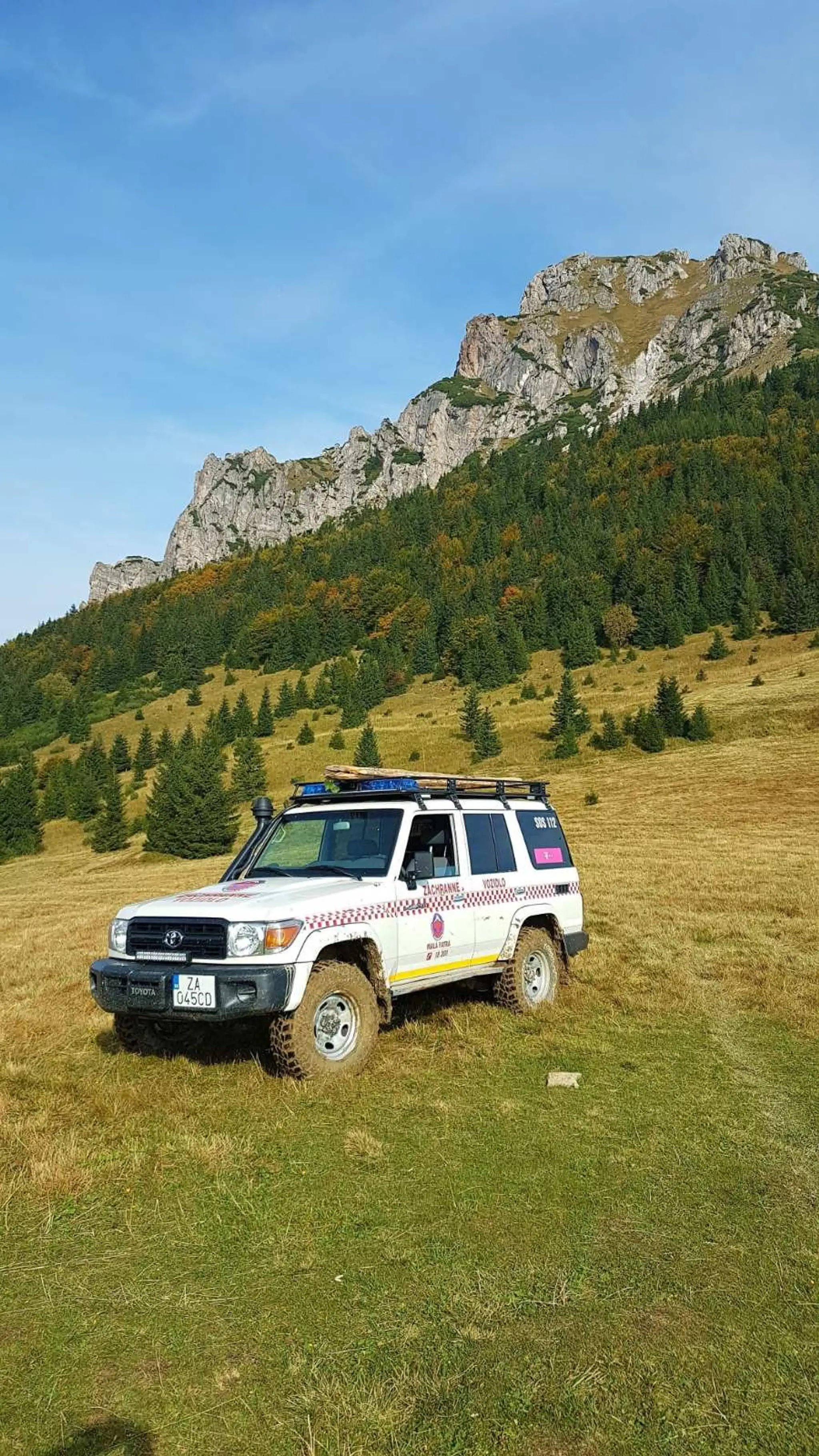 Horskí záchranári a policajti hľadali cyklistu, našli ho bez známok života.