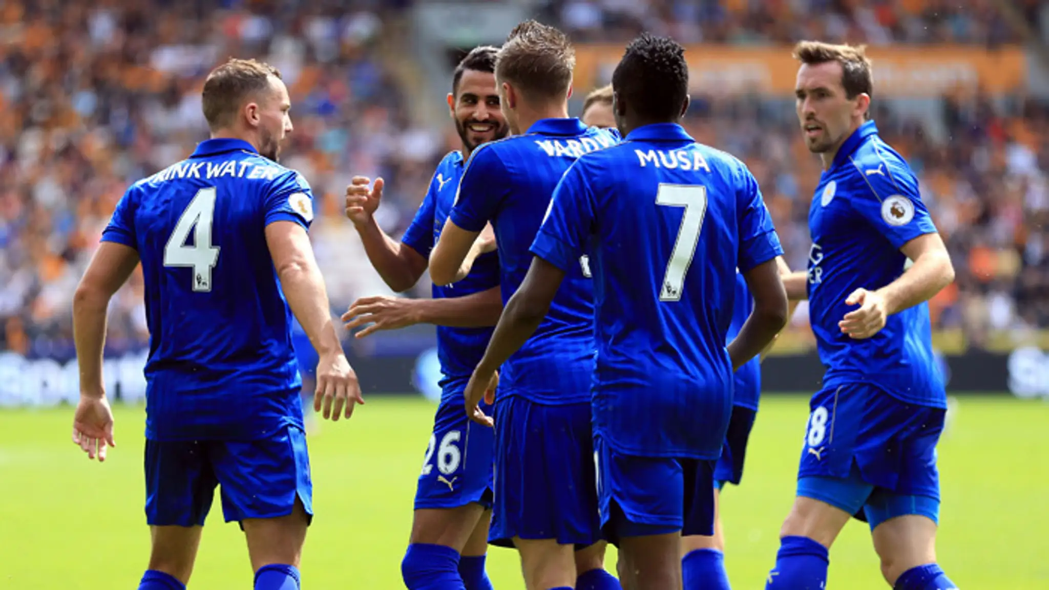 Riyad Mahrez (druhý zľava) so spoluhráčmi z Leicester City oslavujú gól.