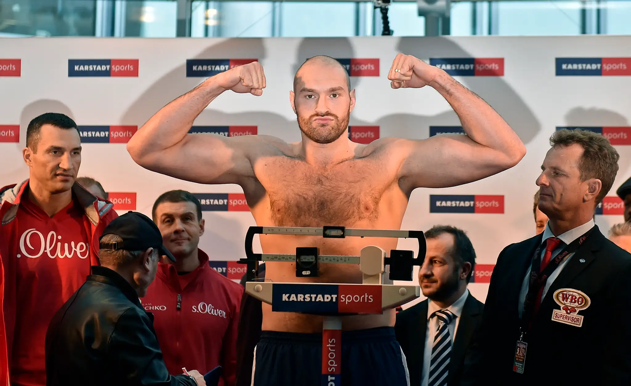 Tyson Fury sa váži pred zápasom s Kličkom.