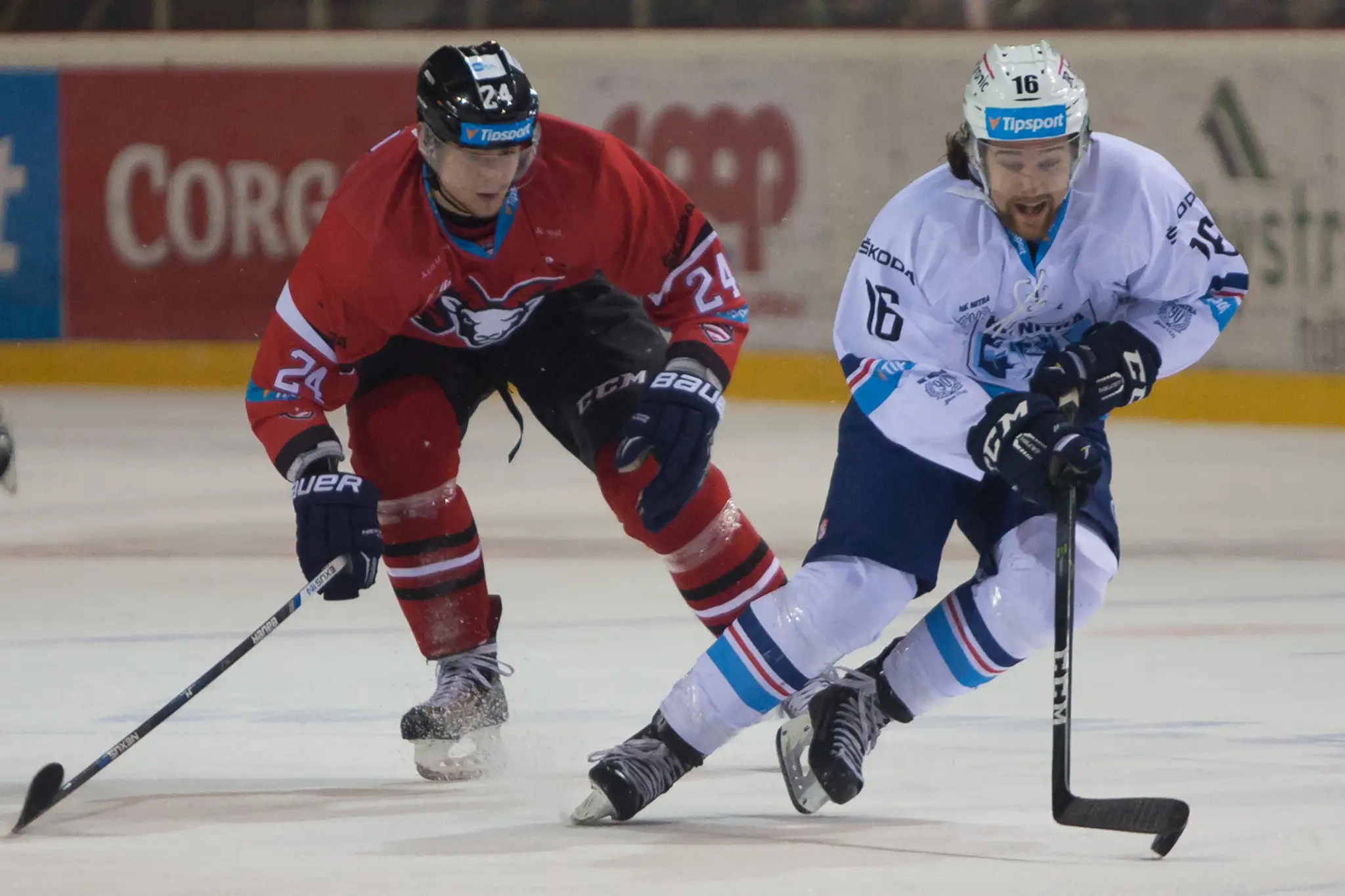 Tomáš Zigo (Banská Bystrica) a Eric Meland (Nitra) v zápase Tipsport ligy medzi HC'05 iClinic Banská Bystrica - HK Nitra.