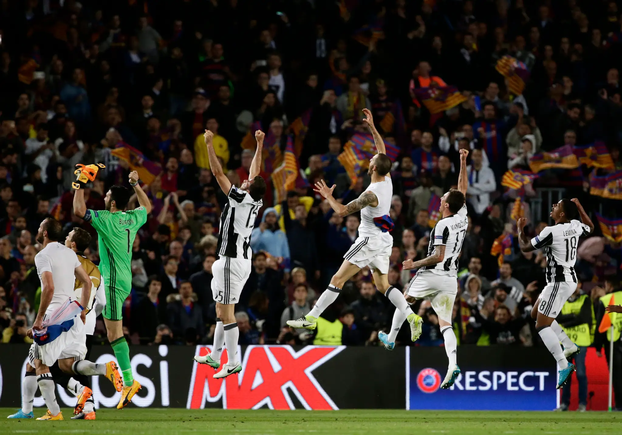 Jasajúci futbalisti Juventusu po postupe do semifinále LM.