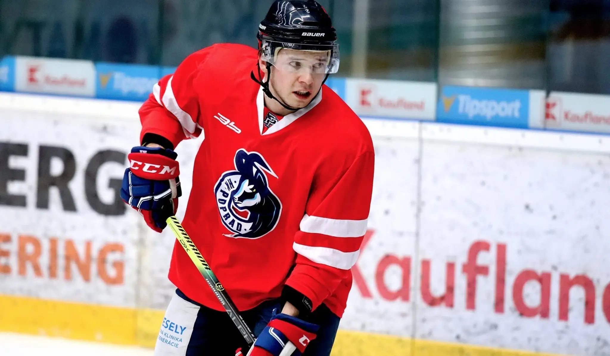Zľava Zemgus Girgensons a Scott Wilson z Buffala oslavujú gól proti NY Rangers.
