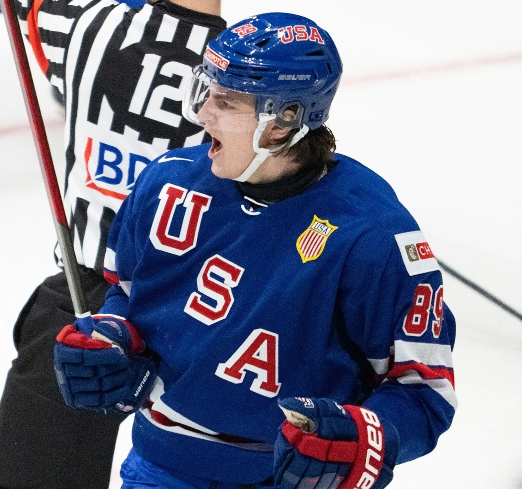 USA reprezentuje aj útočník so slovenskými koreňmi Matthew Knies.