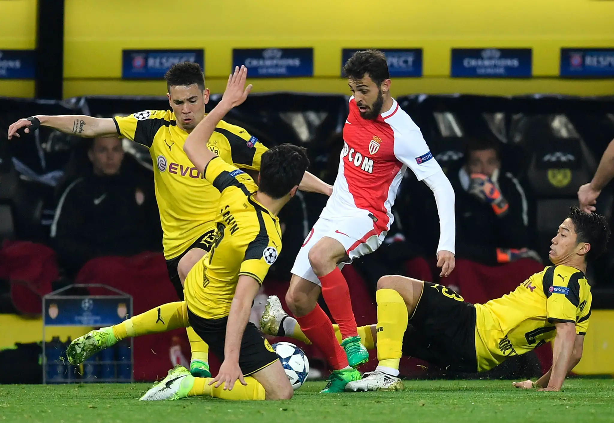 Bernardo Silva z Monaca v obkľúčení trojice z Dortmundu, zľava Raphael Guerreiro, Nuri Sahin a Shinji Kagawa vo štvrťfinále LM.