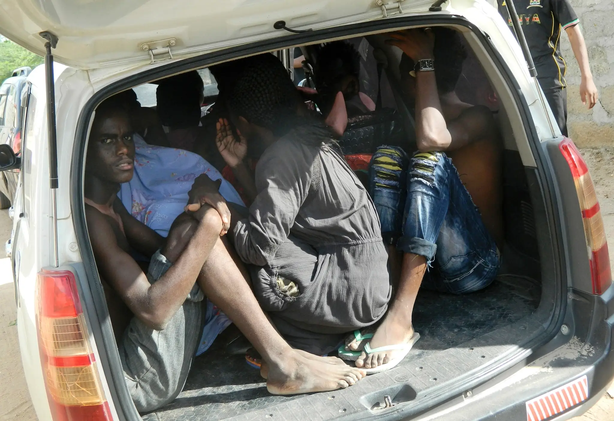 Študenti z univerzity v kenskom meste Garissa sedia v aute po útoku na univerzitu 2. apríla 2015.