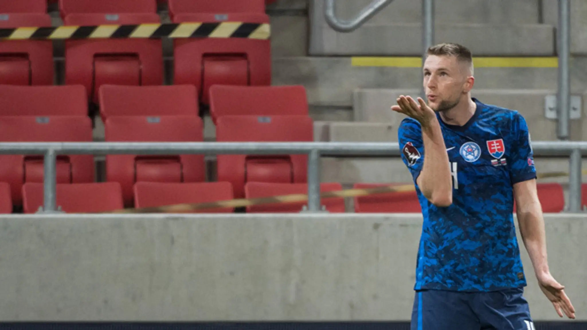 Milan Škriniar sa teší po strelení gólu pred prázdnymi tribúnami v kvalifikačnom zápase MS 2022 proti Rusku.