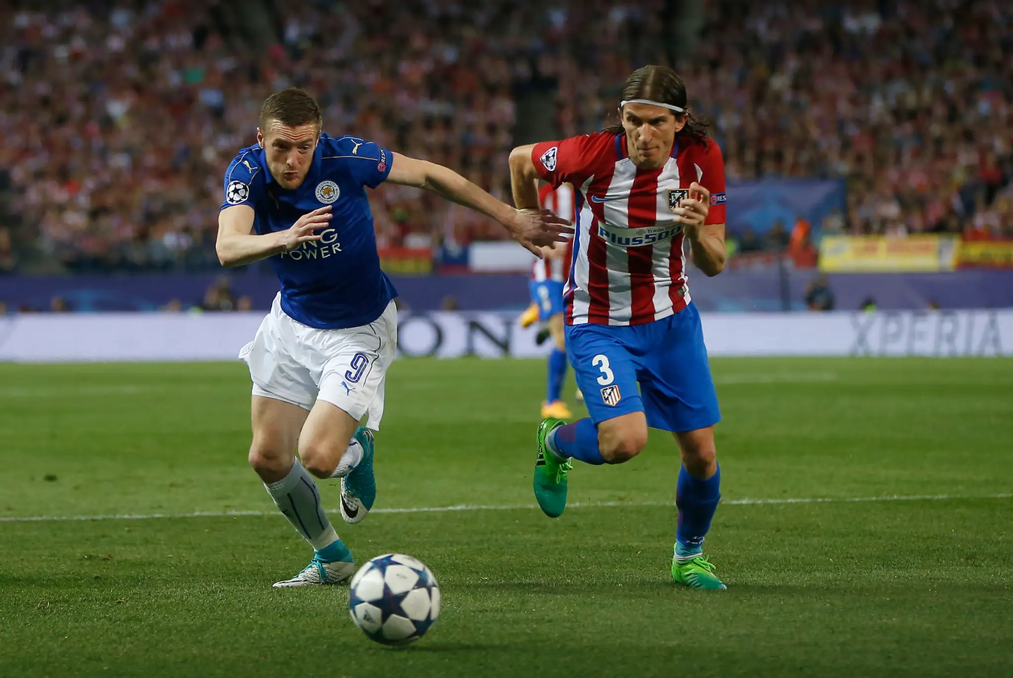V súboji o loptu útočník Leicestru Jamie Vardy (vľavo) a bek Atlética Filipe Luís z Atlética vo štvrťfinále LM.