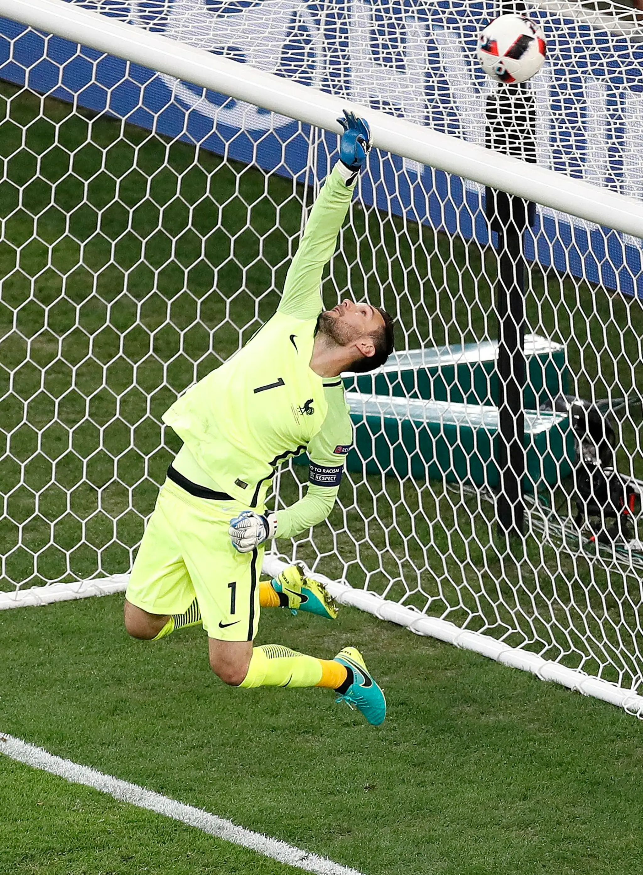 Kapitán Francúzska Hugo Lloris vyráža strelu nad bránku v semifinále ME proti Nemecku.
