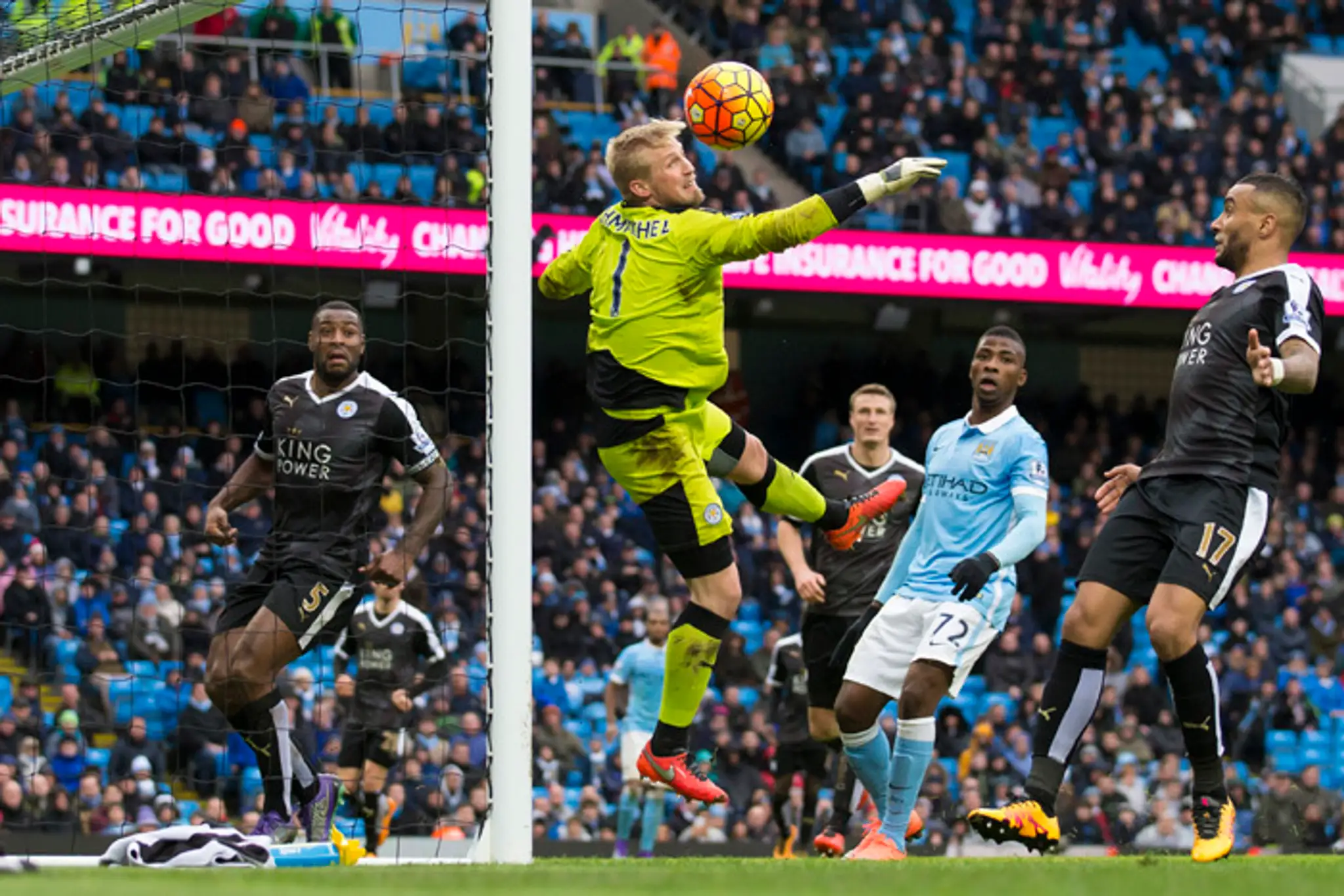 Brankár Leicester City Kasper Schmeichel vyráža loptu v zápas Premier League proti Manchester City.