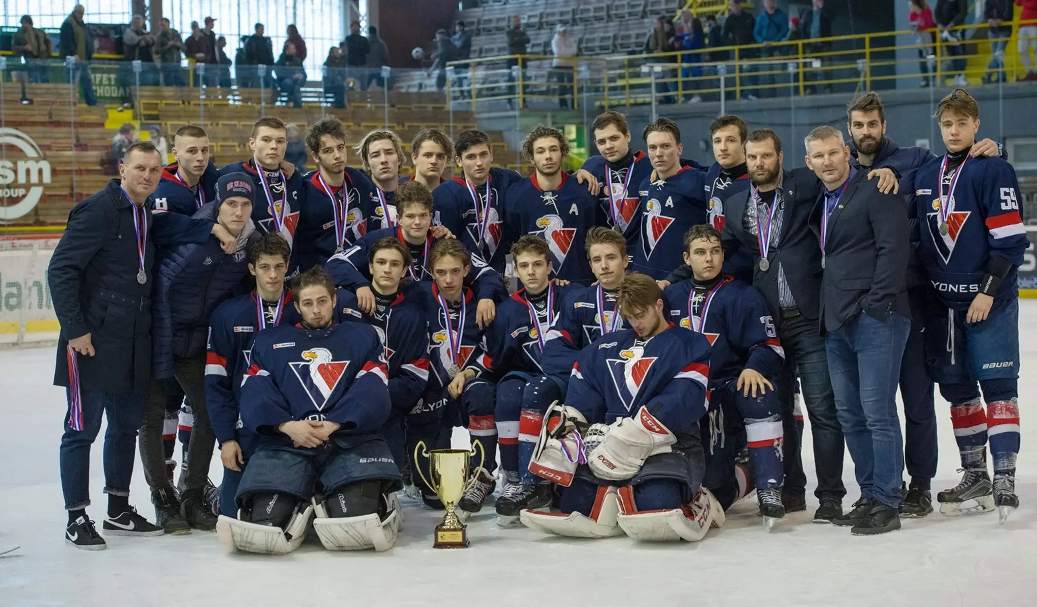 Dorastenci HC Slovan so striebornými medailami.