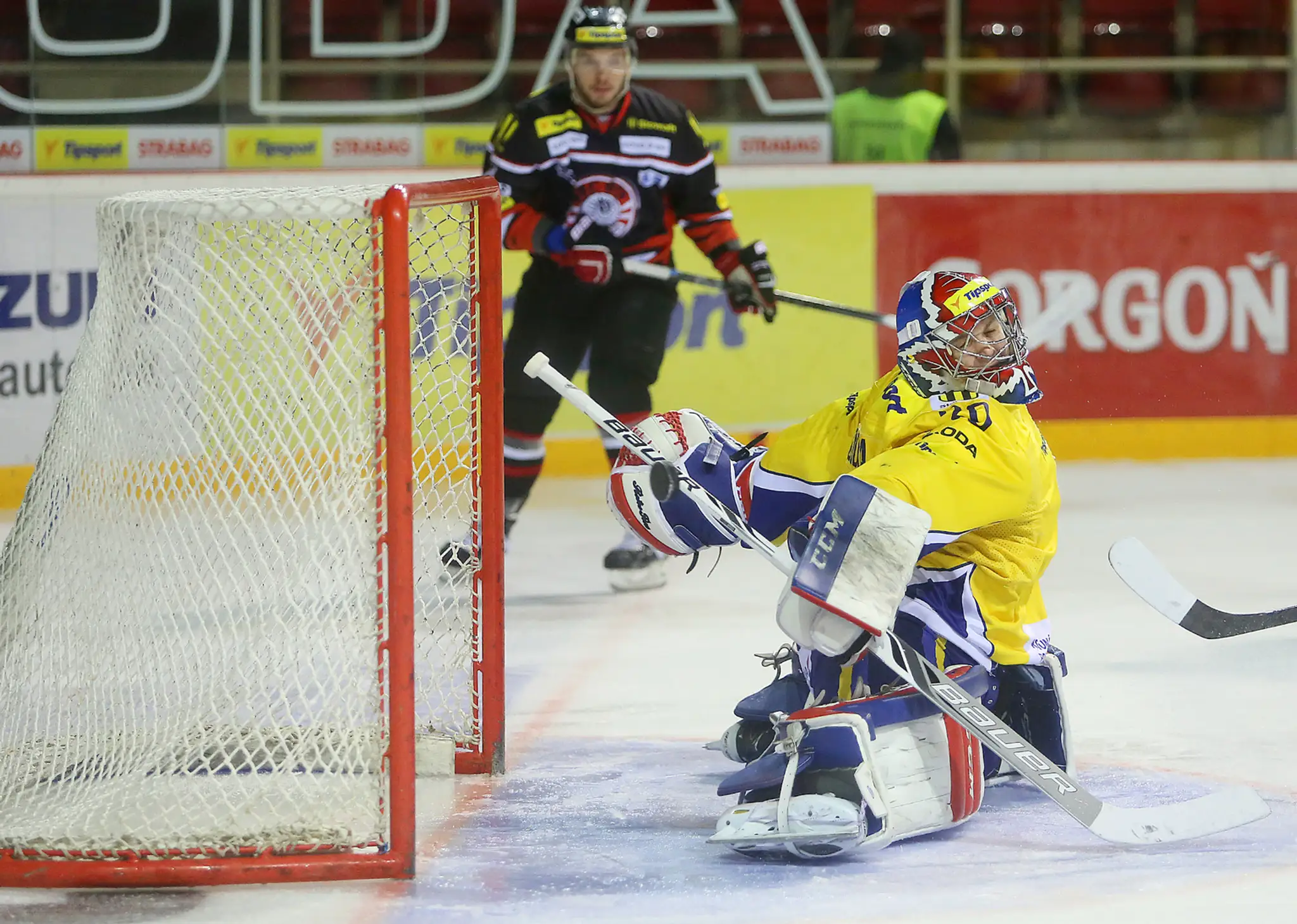 Nová posila Piešťan Denis Godla dostáva prvý gól v zápase Banská Bystrica - Piešťany.