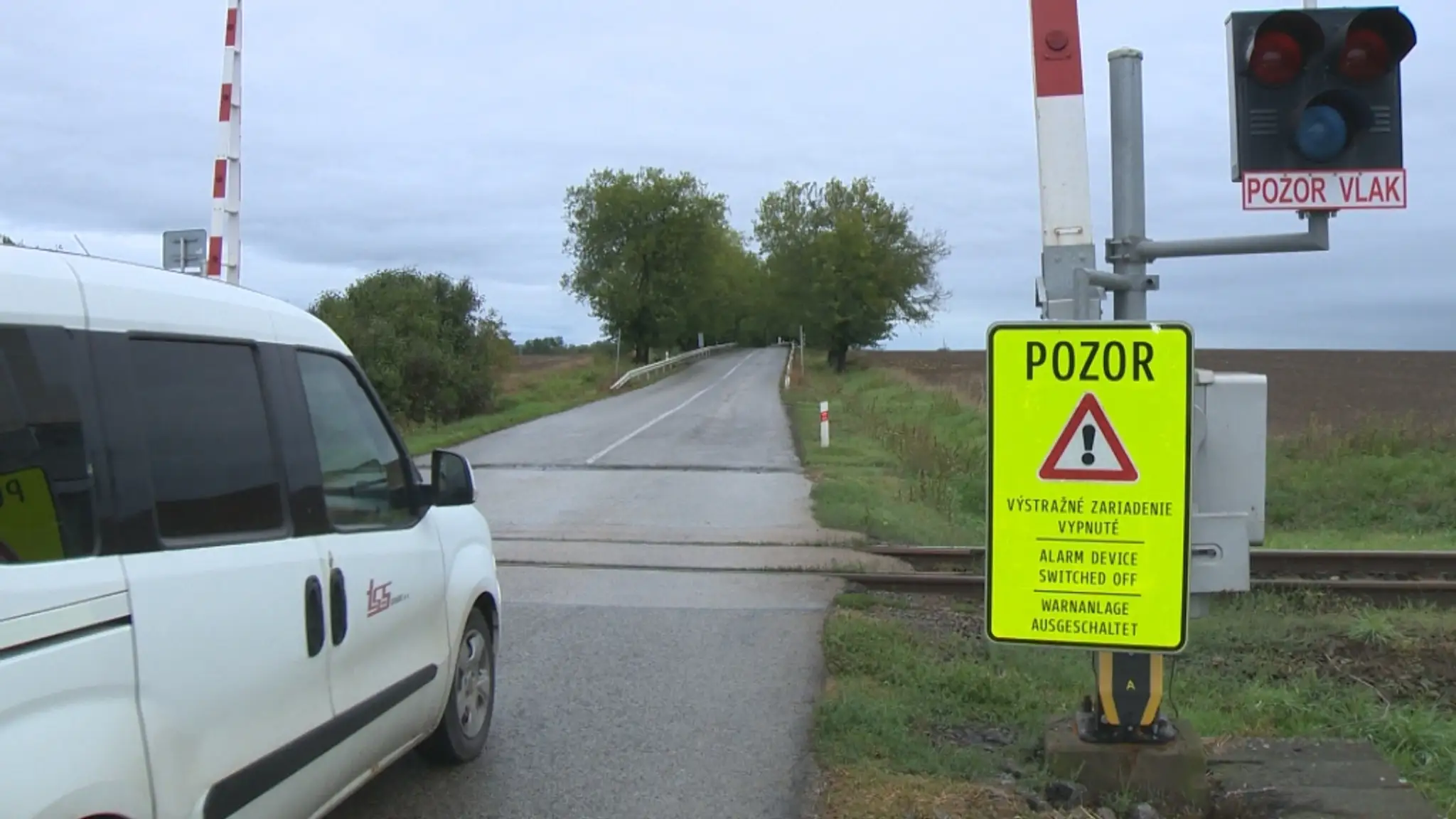 Nefungujúca rampa a svetelné značenie na priecestí. 