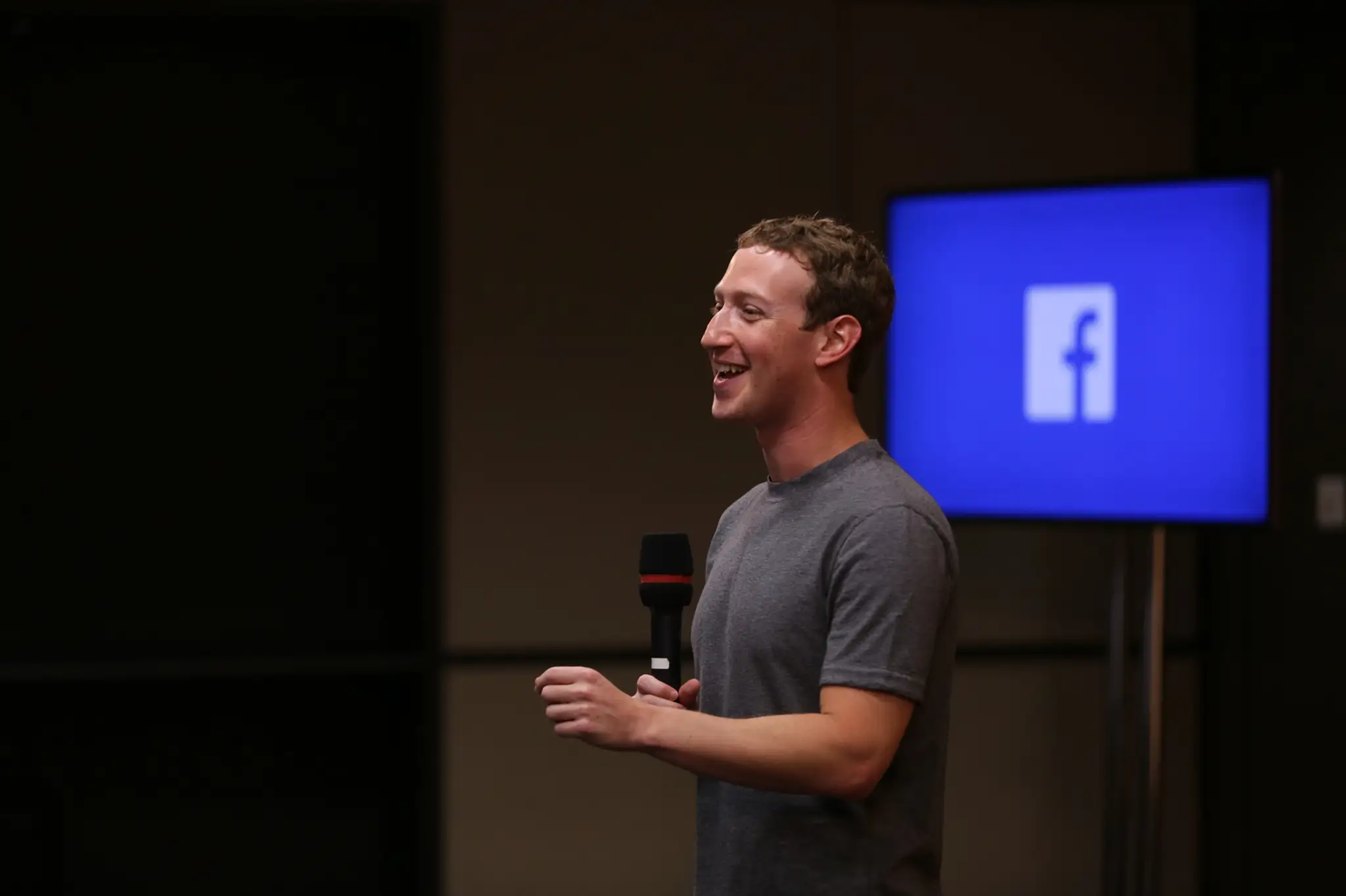 Mark Zuckerberg odpovedal na otázky bežných ľudí