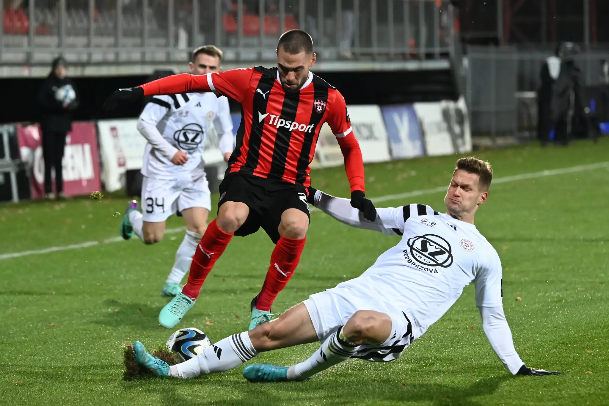 Zľava hráč Trnavy Filip Bainovič a hráč Podbrezovej René Paraj v 15. kole Niké ligy.
