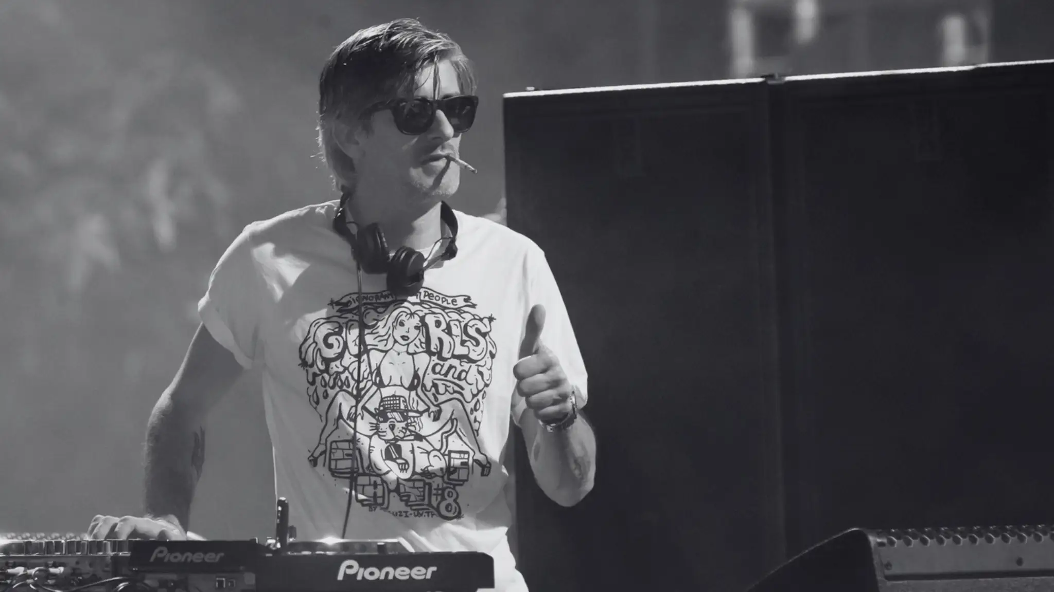 Zomrel DJ Kavinsky.