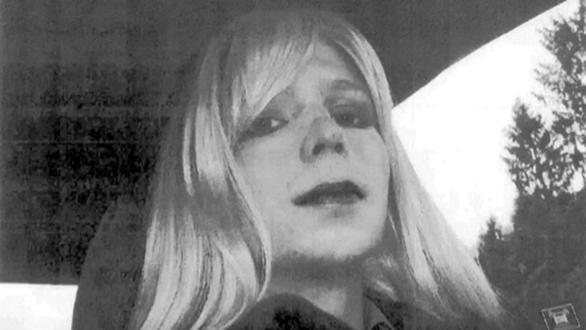  Na nedatovanej snímke pózuje americký vojak Bradley Manning so ženskou parochňou na hlave a rúžom na ústach.
