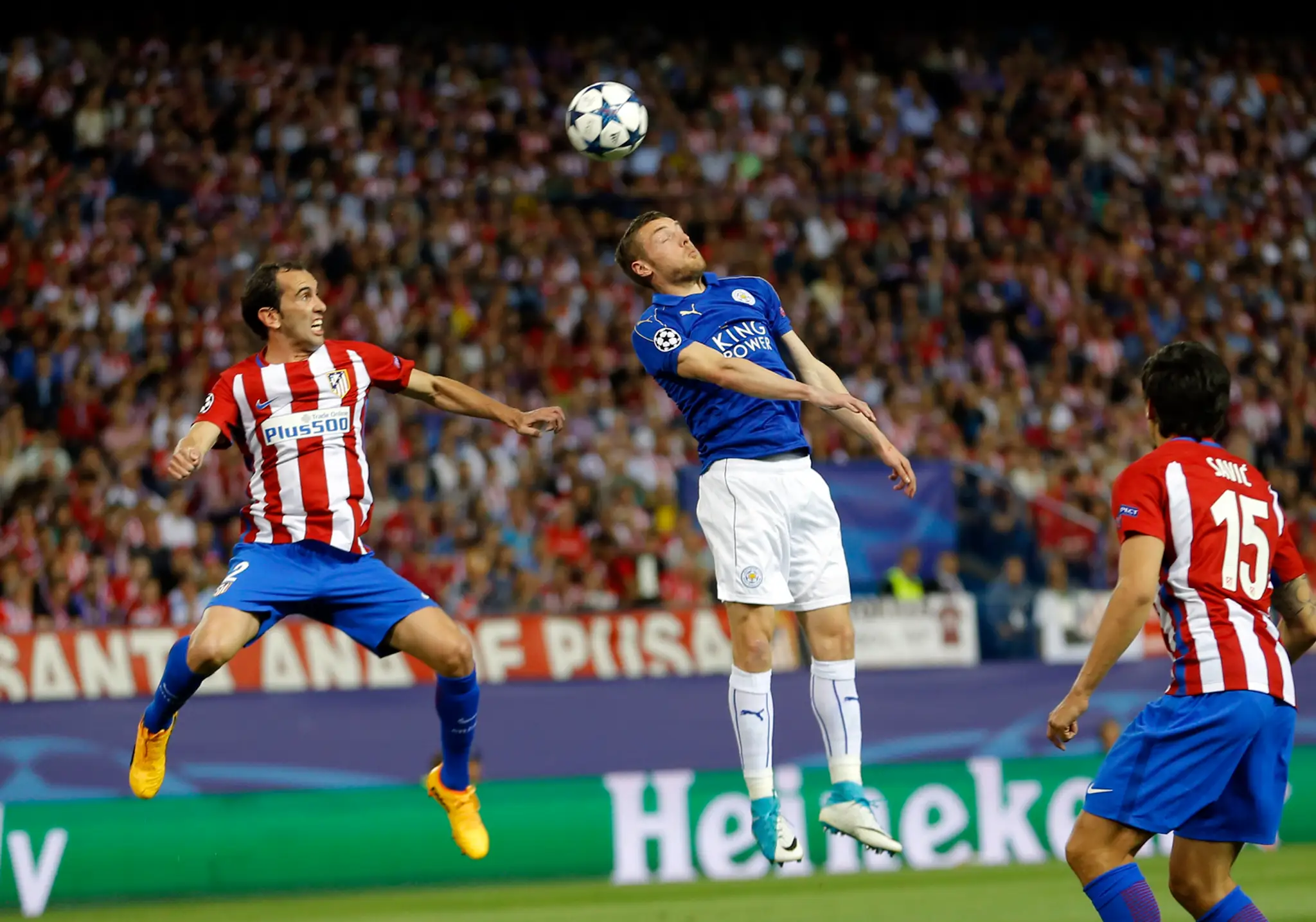 Jamie Vardy (vpravo) z Leicestru hlavičkuje vo štvrťfinále LM proti Atléticu, prizerá sa Diego Godín.