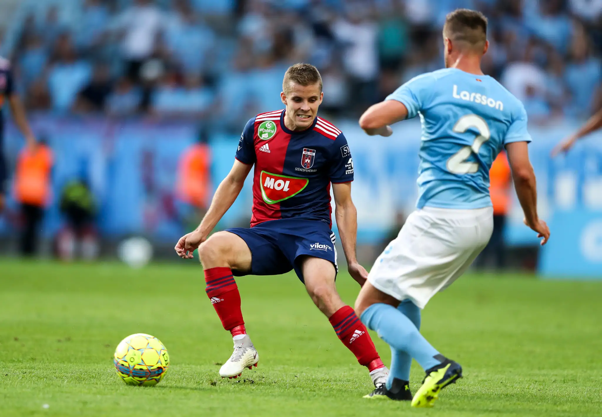 Eric Larsson (vpravo) z Malmo v súboji o loptu s Istvánom Kovácsom z Videotonu v 3. predkole LM.