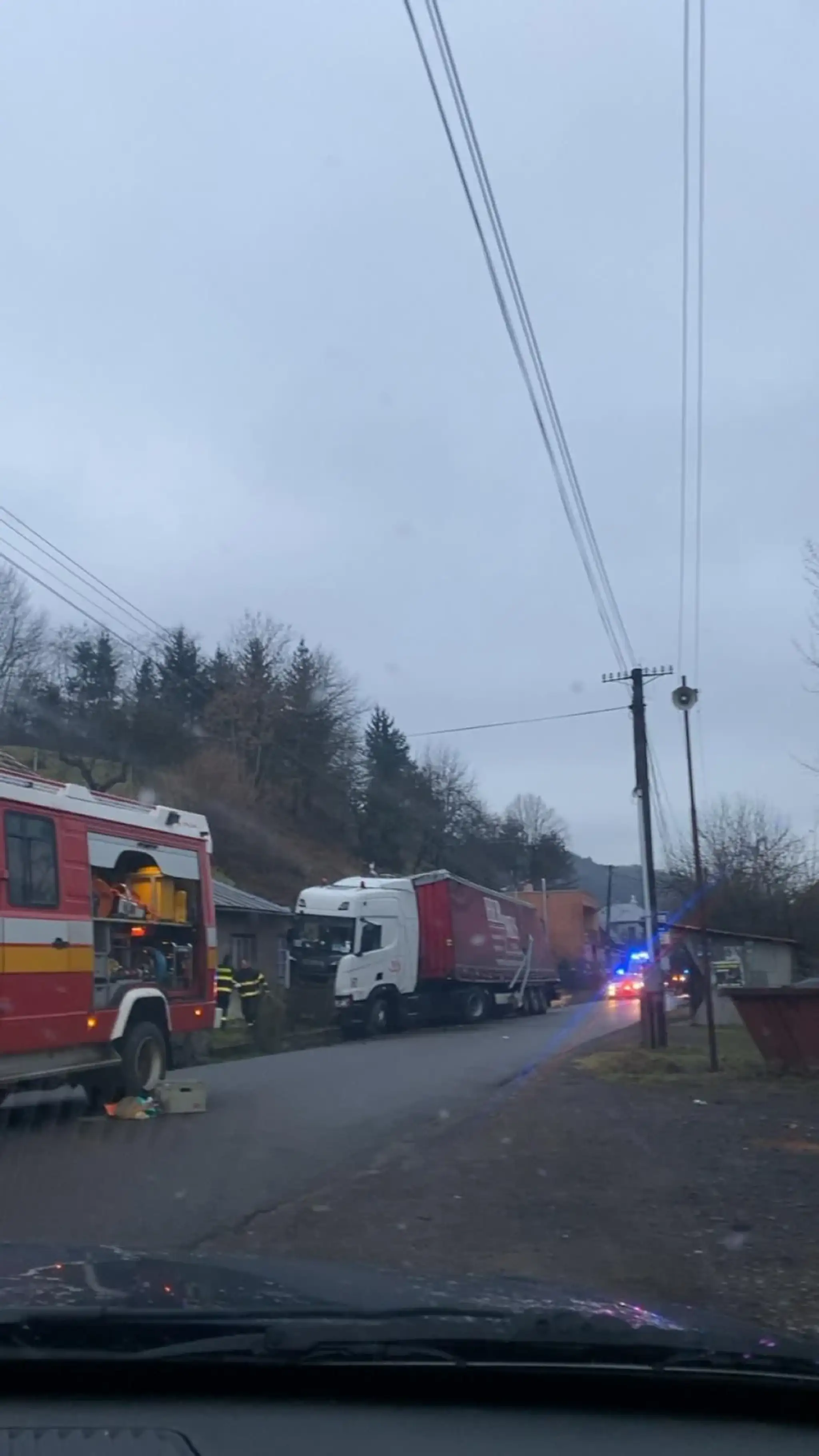 Na mieste zasahujú záchranné zložky