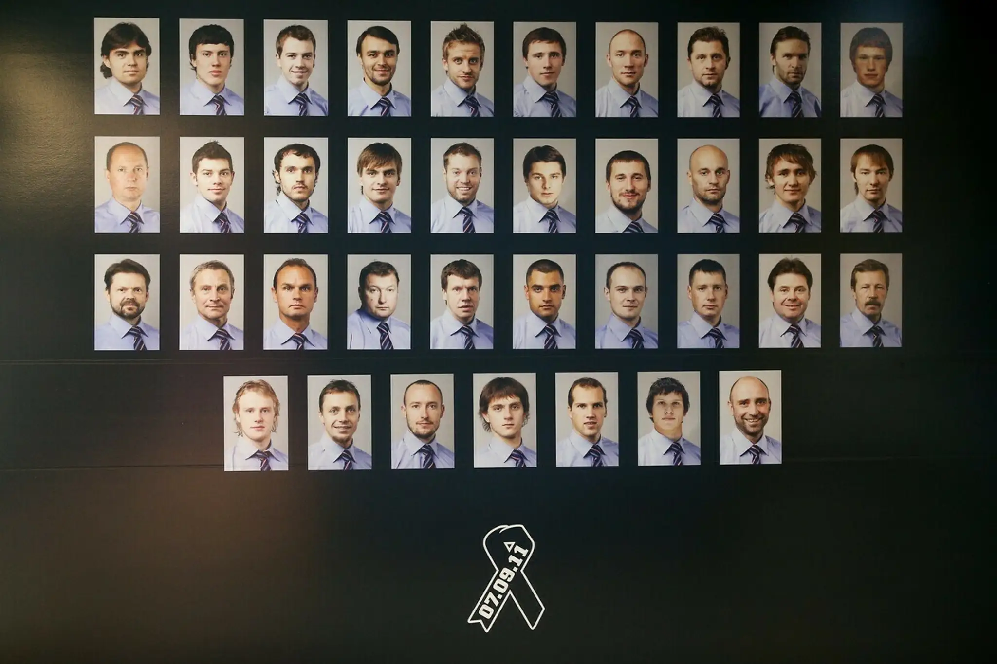 Pamätná tabuľa s fotografiami obetí havárie lietadla.