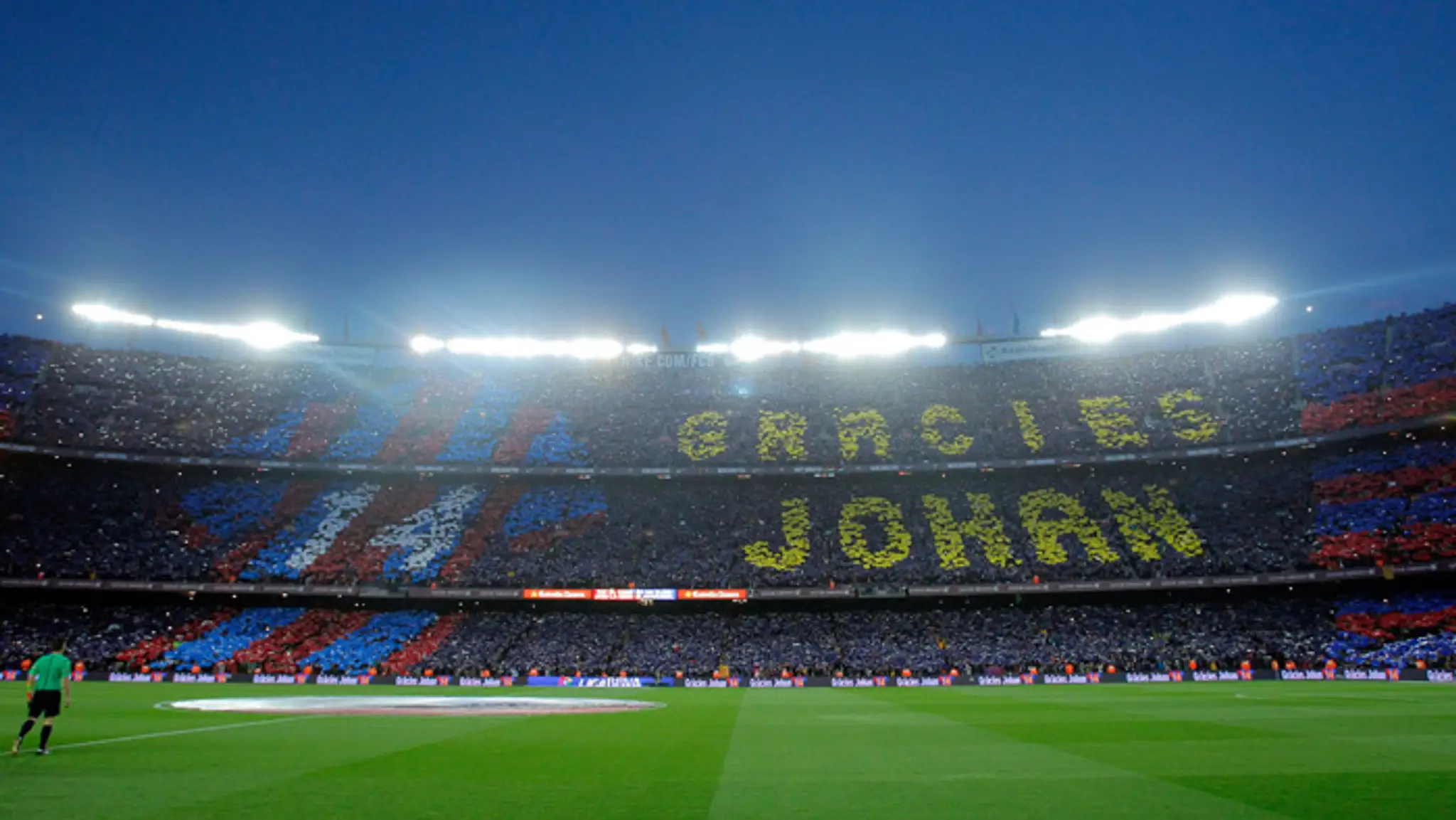 Fanúšíkovia dávajú hold zosnulému hráčovi FC Barcelona a legende klubu i svetového futbalu Johanovi Cruyffovi.
