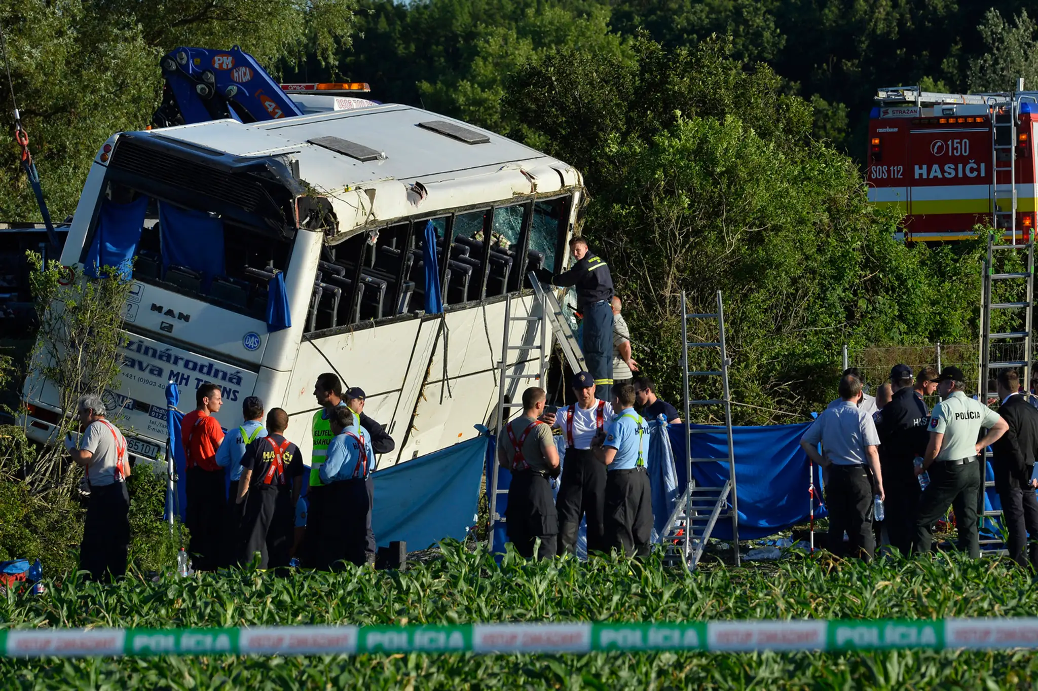 Havarovaný autobus s gymnazistami pri Piešťanoch.