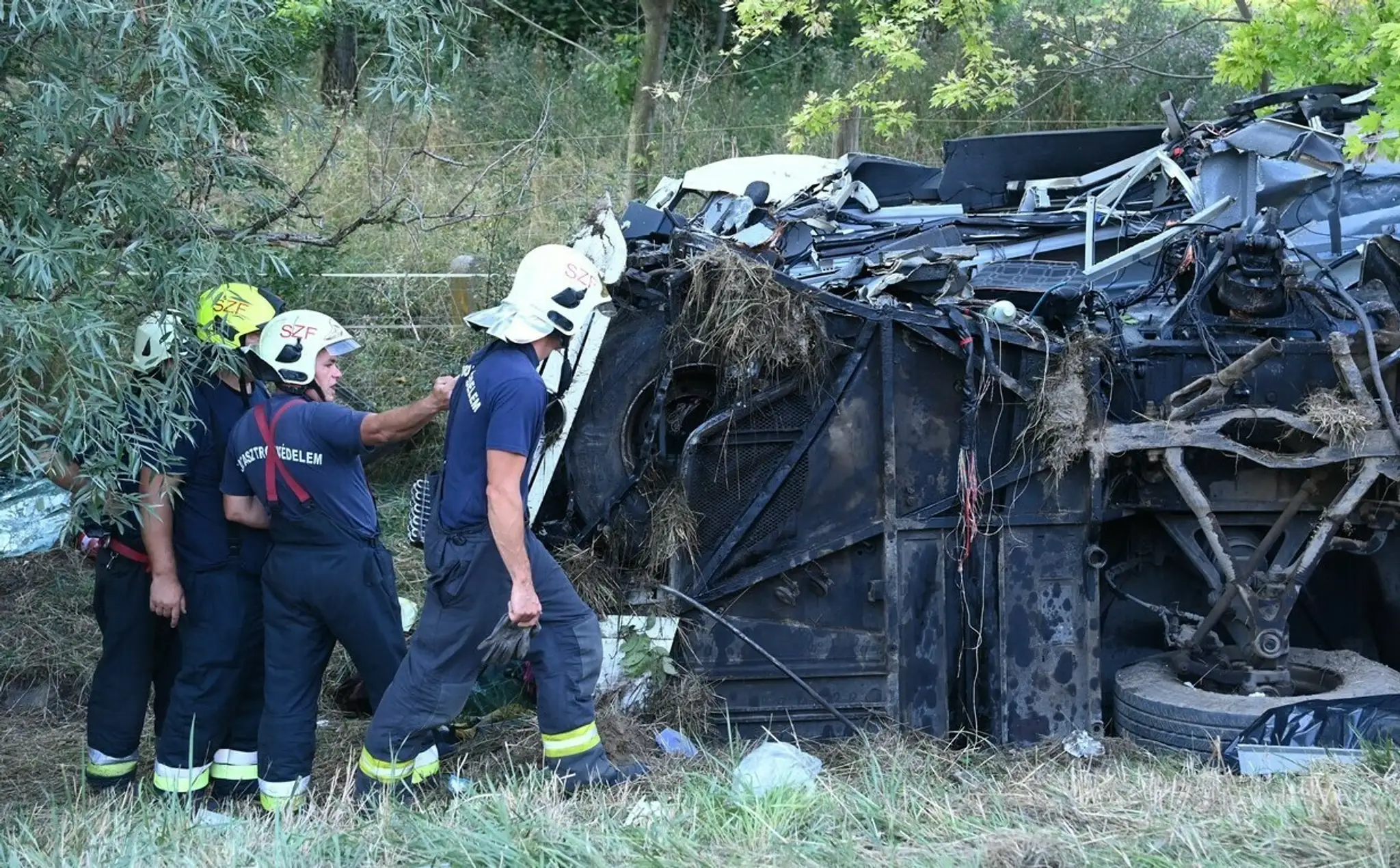 Havarovaný autobus na diaľnici M7.