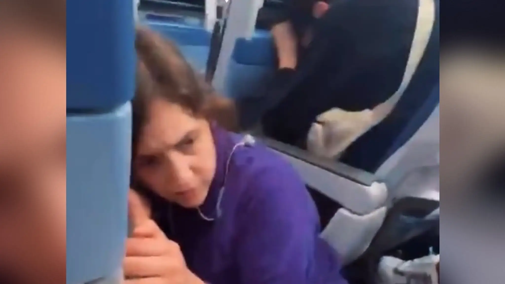 Cestujúci počas prudkého klesania lietadla.