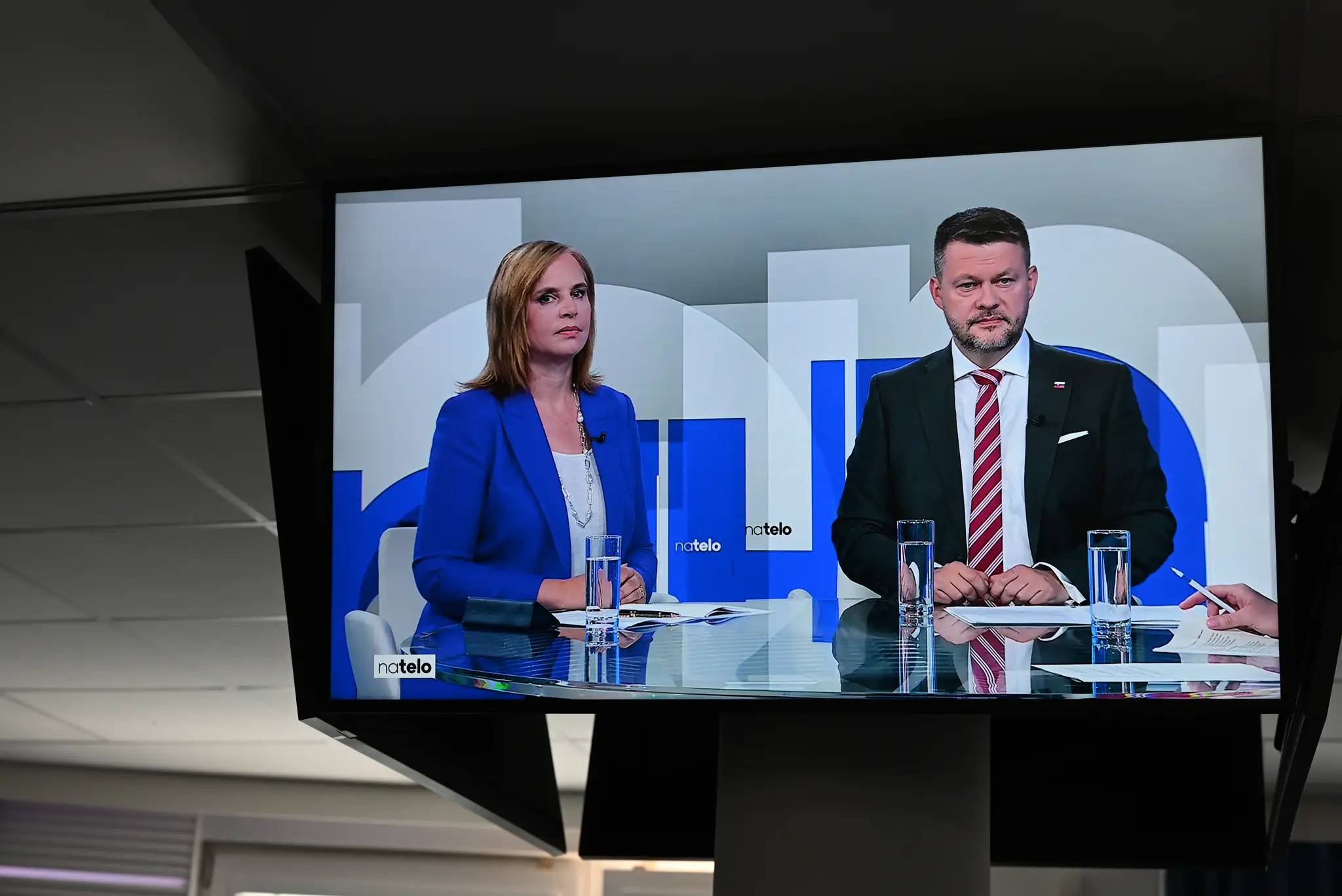 Moderátorka Karolína Lacová diskutovala v relácii Na telo s ministrom investícií, regionálneho rozvoja a informatizácie Samuelom Migaľom (nominant Smeru-SD) a s poslankyňou NR SR a predsedníčkou strany Za ľudí Veronikou Remišovou