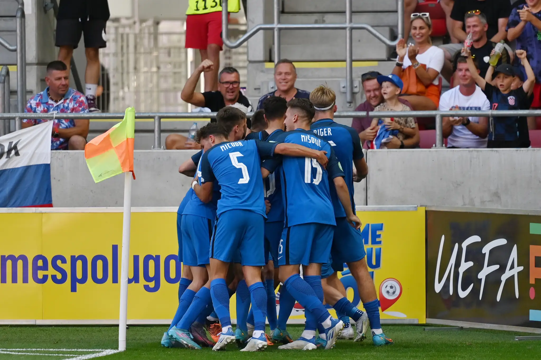 Radosť hráčov Slovenska po strelení gólu. 