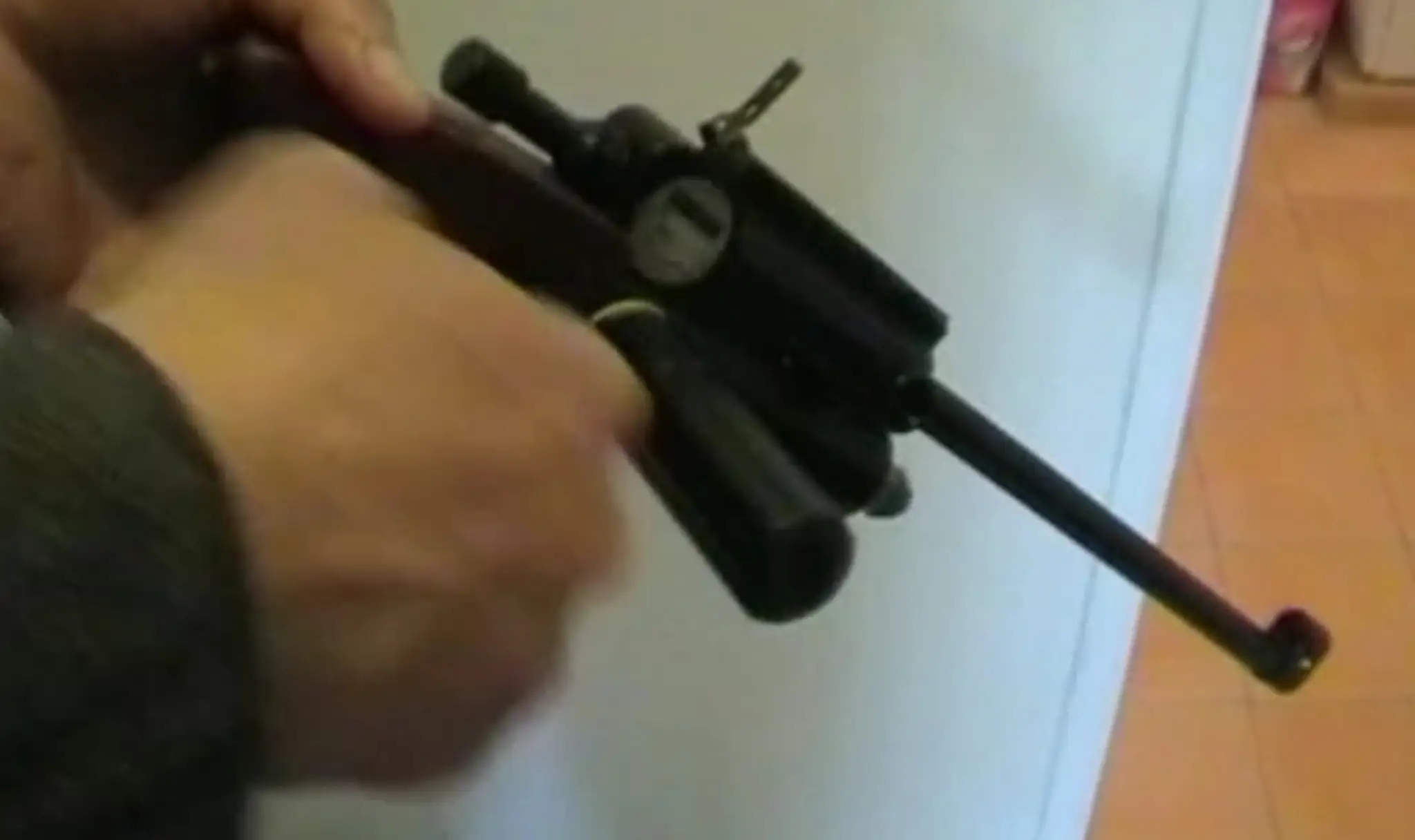 Likvidátor musel návštevníka zastreliť