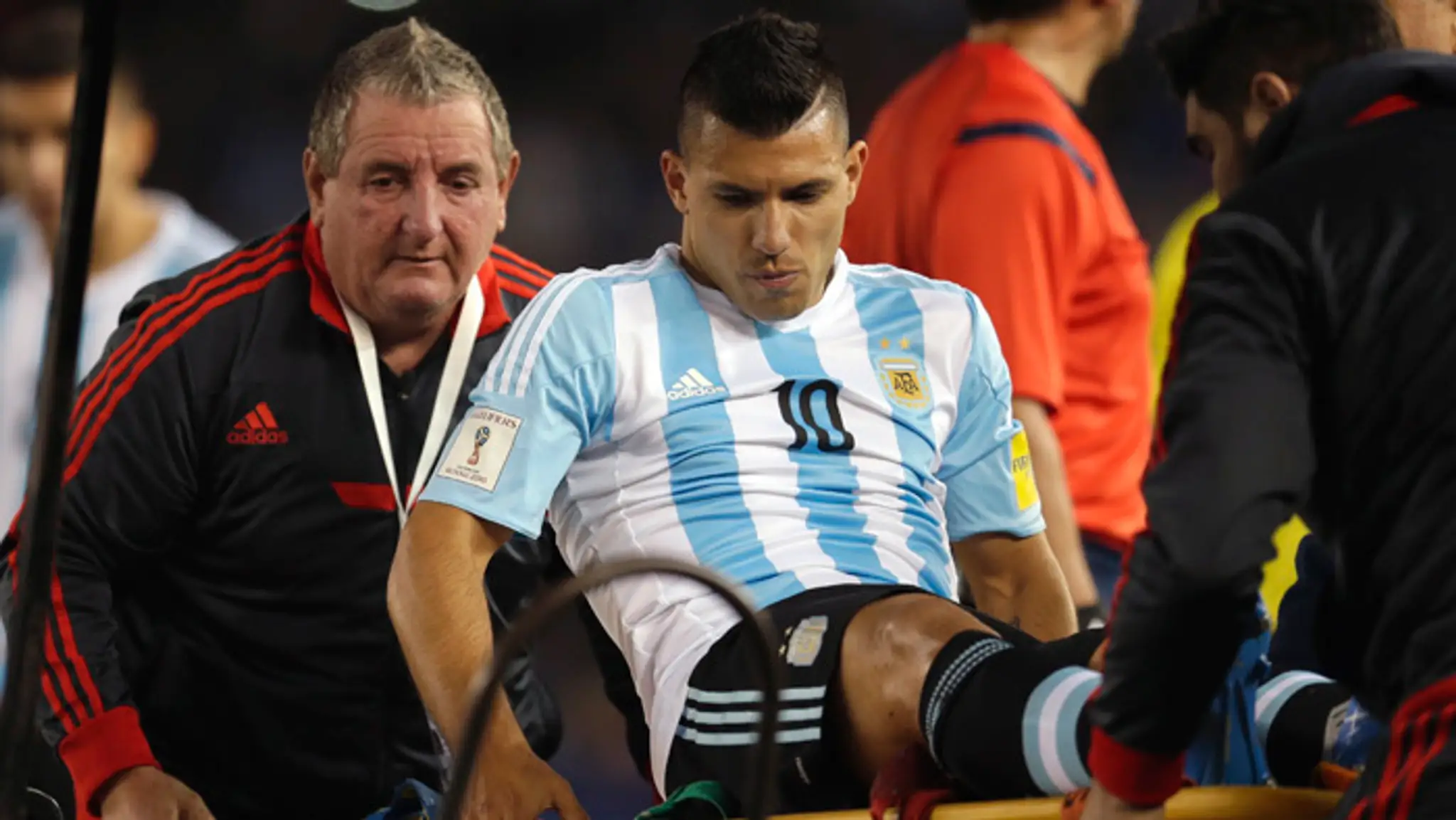 Argentíčana Sergia Agüera odnášajú z ihriska v zápase juhoamerickej kvalifikácie o postup na MS 2018.