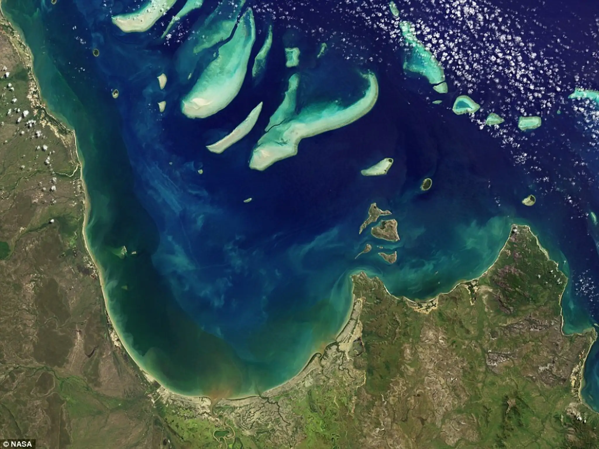 Princess Charlotte Bay v Austrálii. (20. apríl - USGS satelit Landsat 8)