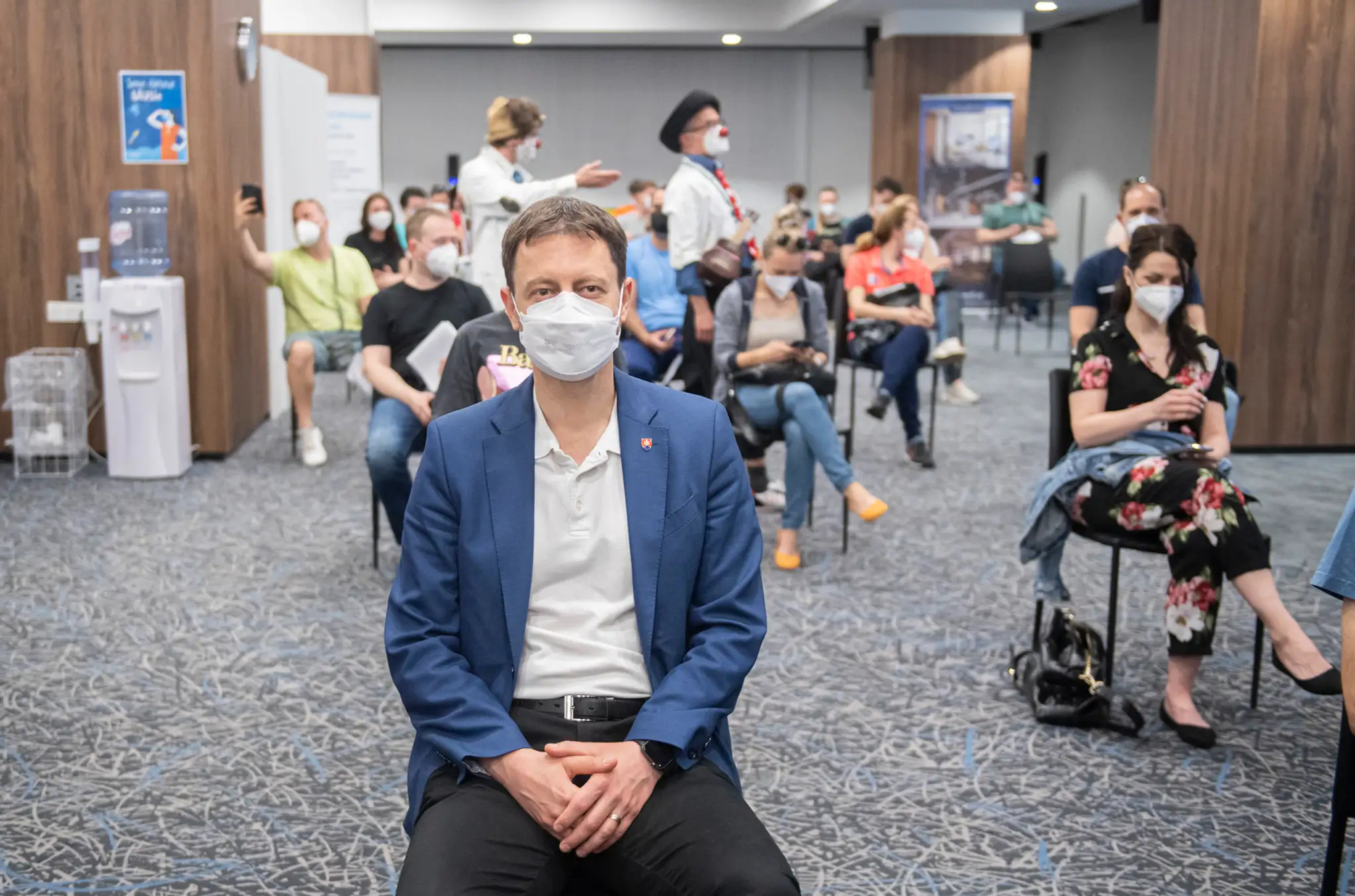 Eduard Heger počas čakania na vakcínu.
