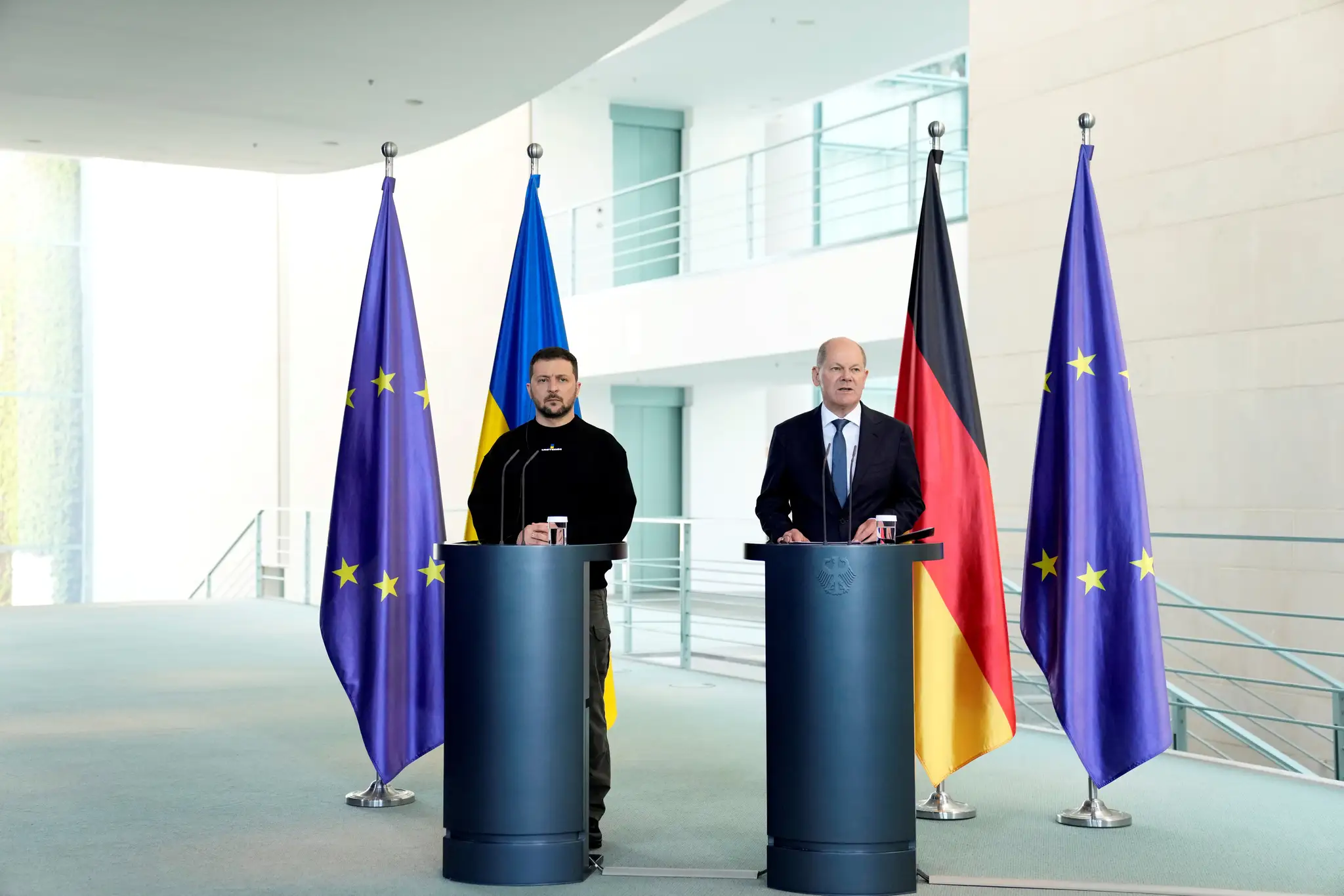 Nemecký kancelár Olaf Scholz (vpravo) a ukrajinský prezident Volodymyr Zelenskyj.