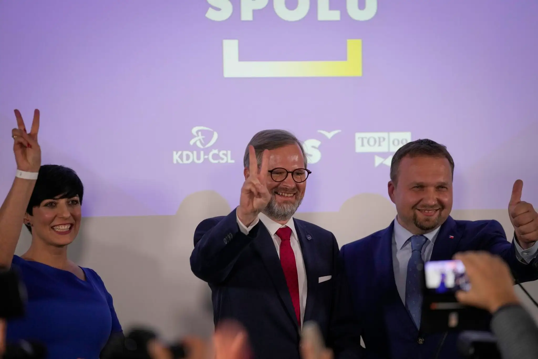 Líder koalície SPOLU Petr Fiala (v strede) sa spolu s partnermi teší z výhry vo voľbách.