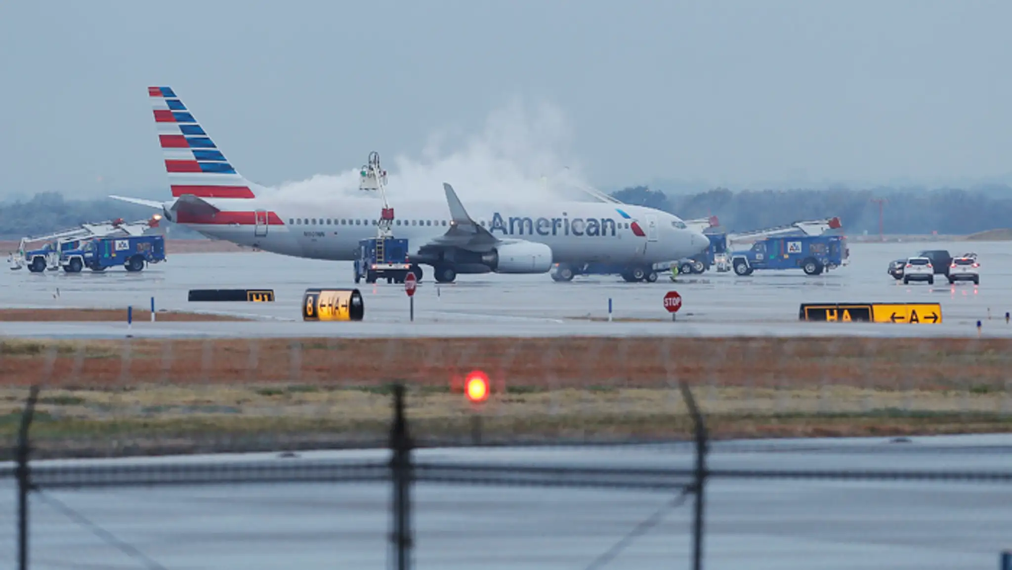 Lietadlu spoločnosti American Airlines sa vyhrážali bombou.