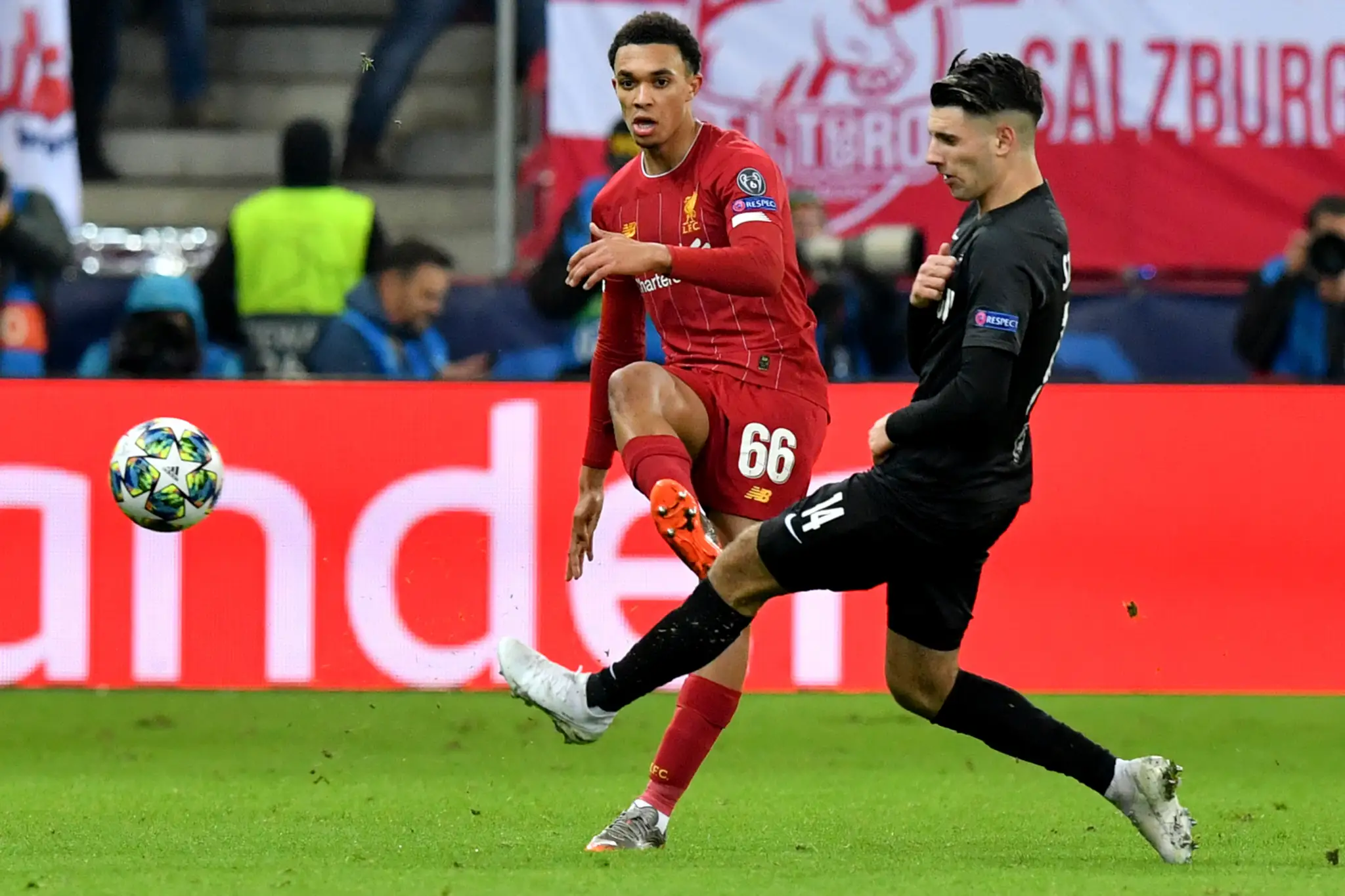 Memphis Depay z Lyonu oslavuje gól v LM proti Lipsku.