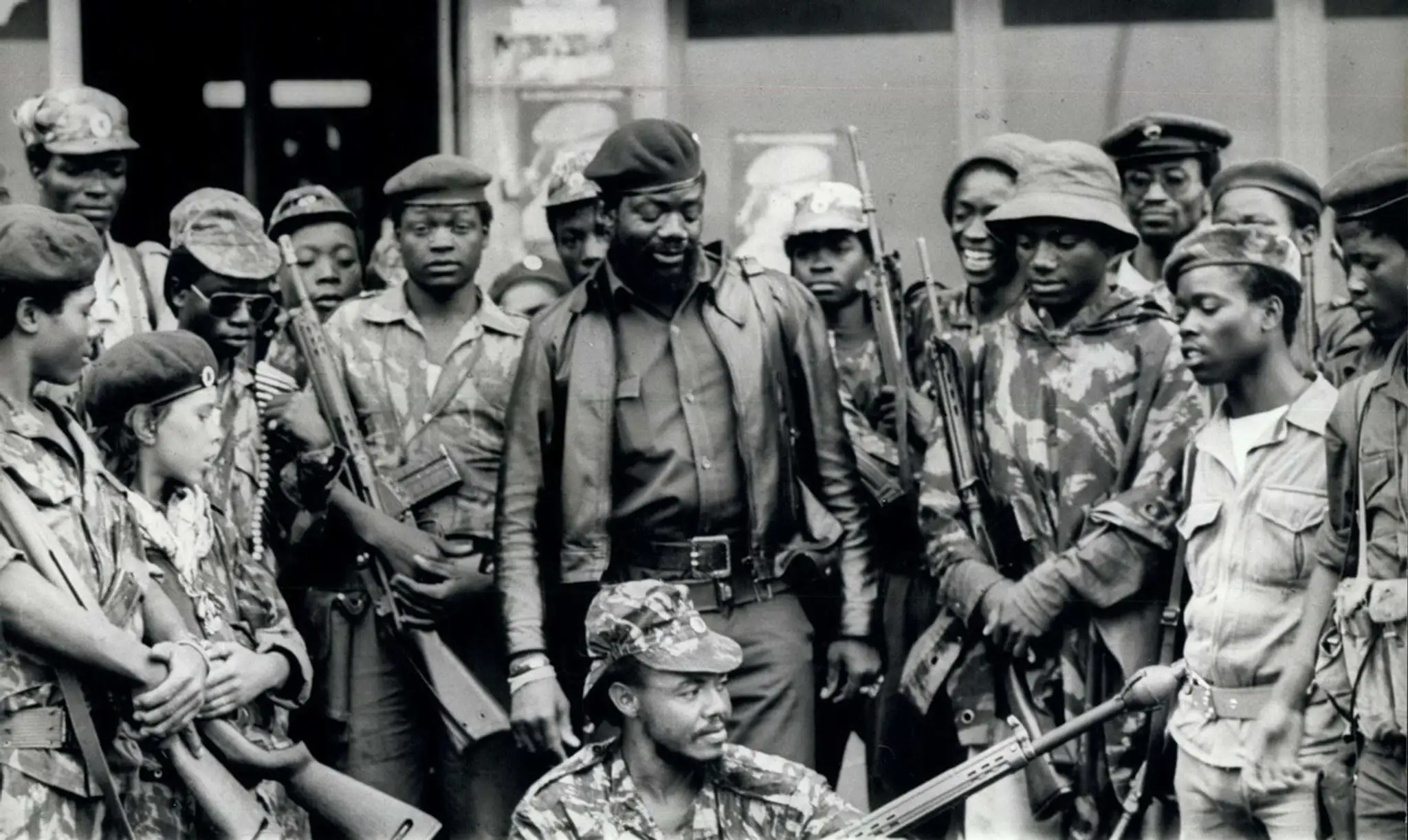 Na archívnej snímke z roku 1975 v strede veliteľ povstalcov UNITA Jonas Savimbi.
