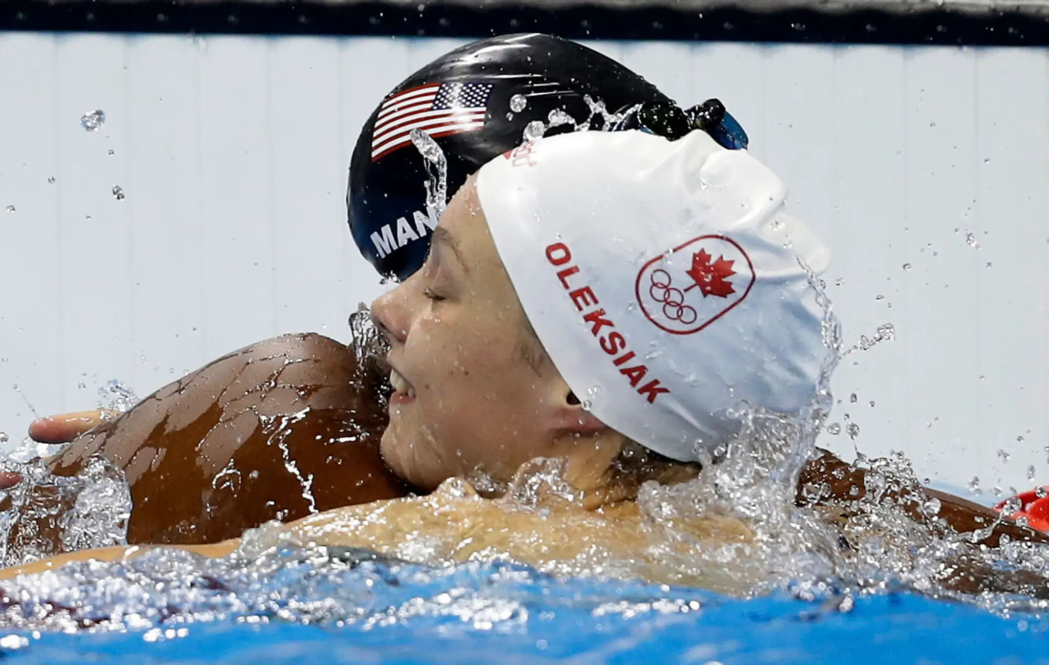 Američanka Simone Manuelová a Kanaďanka Penny Oleksiaková
