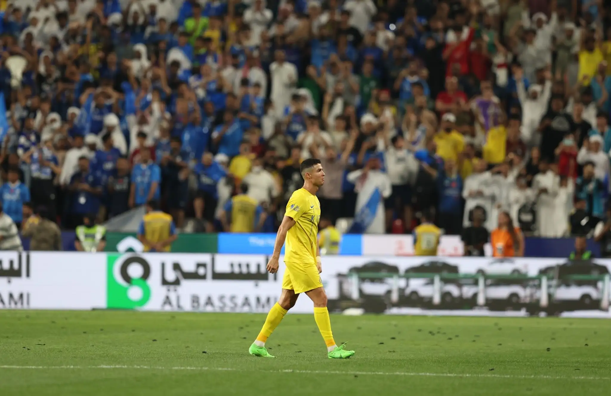 Cristiano Ronaldo odchádza z ihriska po tom, čo videl červenú kartu