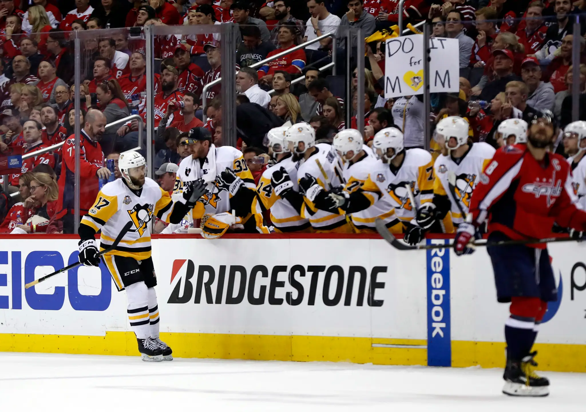 Bryan Rust z Pittsburghu Penguins sa raduje z gólu.