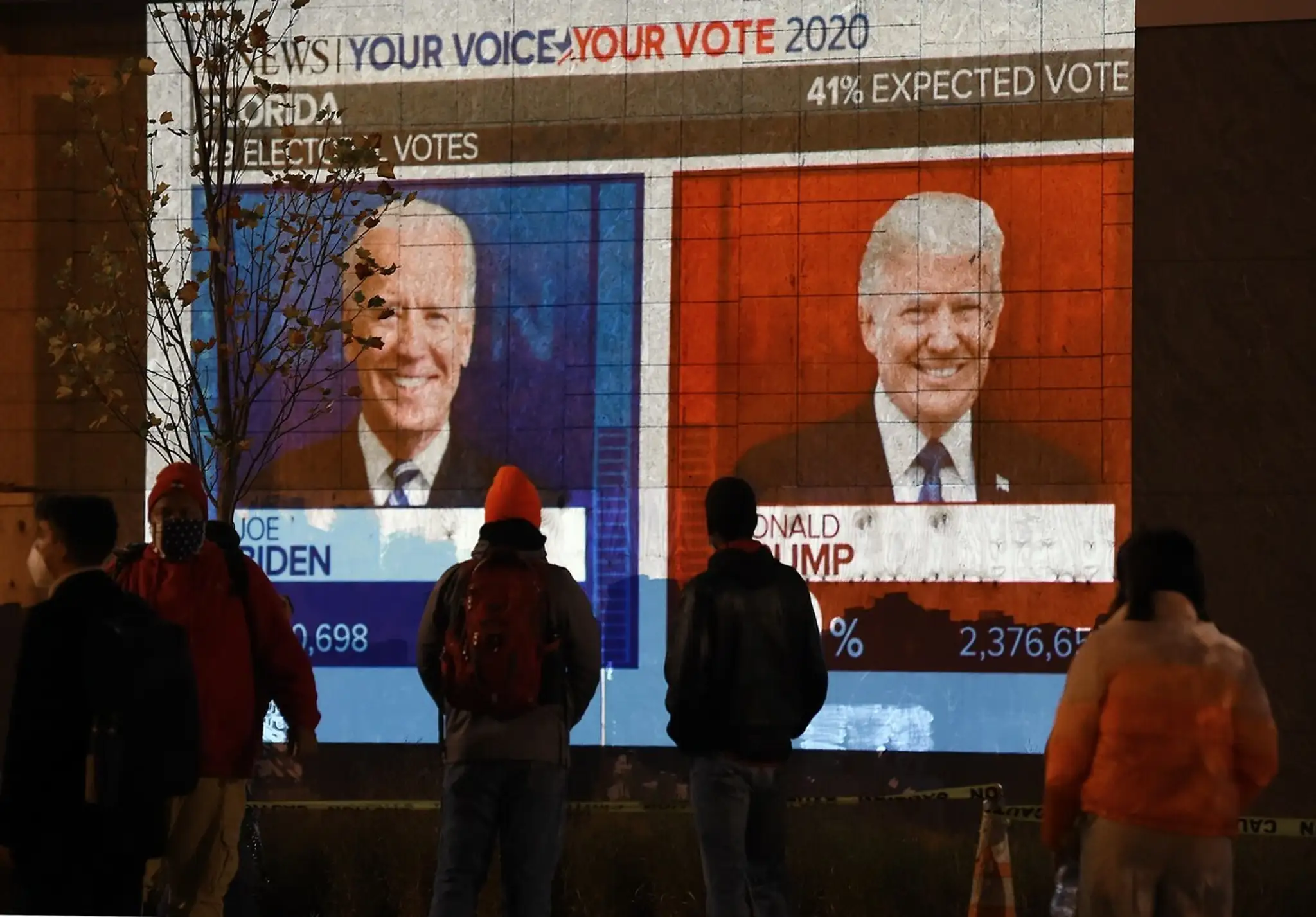 Pred Bielym domom sa zišlo niekoľko stoviek ľudí, ktorí protestujú proti Donaldovi Trumpovi.