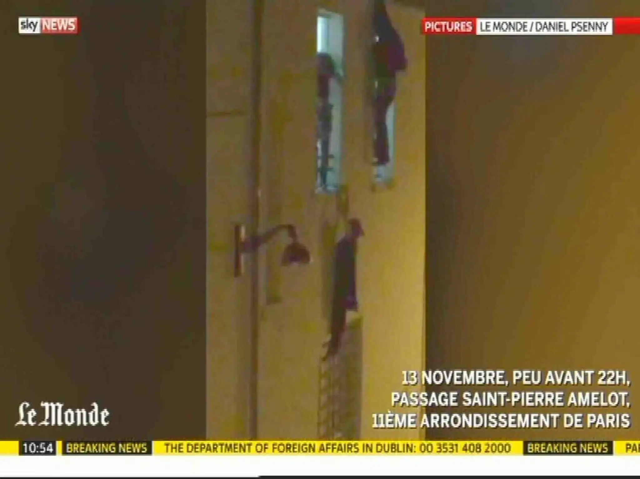 Návštevníci klubu Bataclan viseli z okien nad mŕtvymi telami.